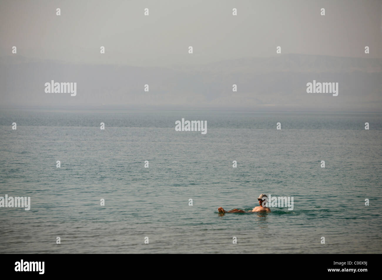 Menschen schweben am Toten Meer, Jordanien. Stockfoto