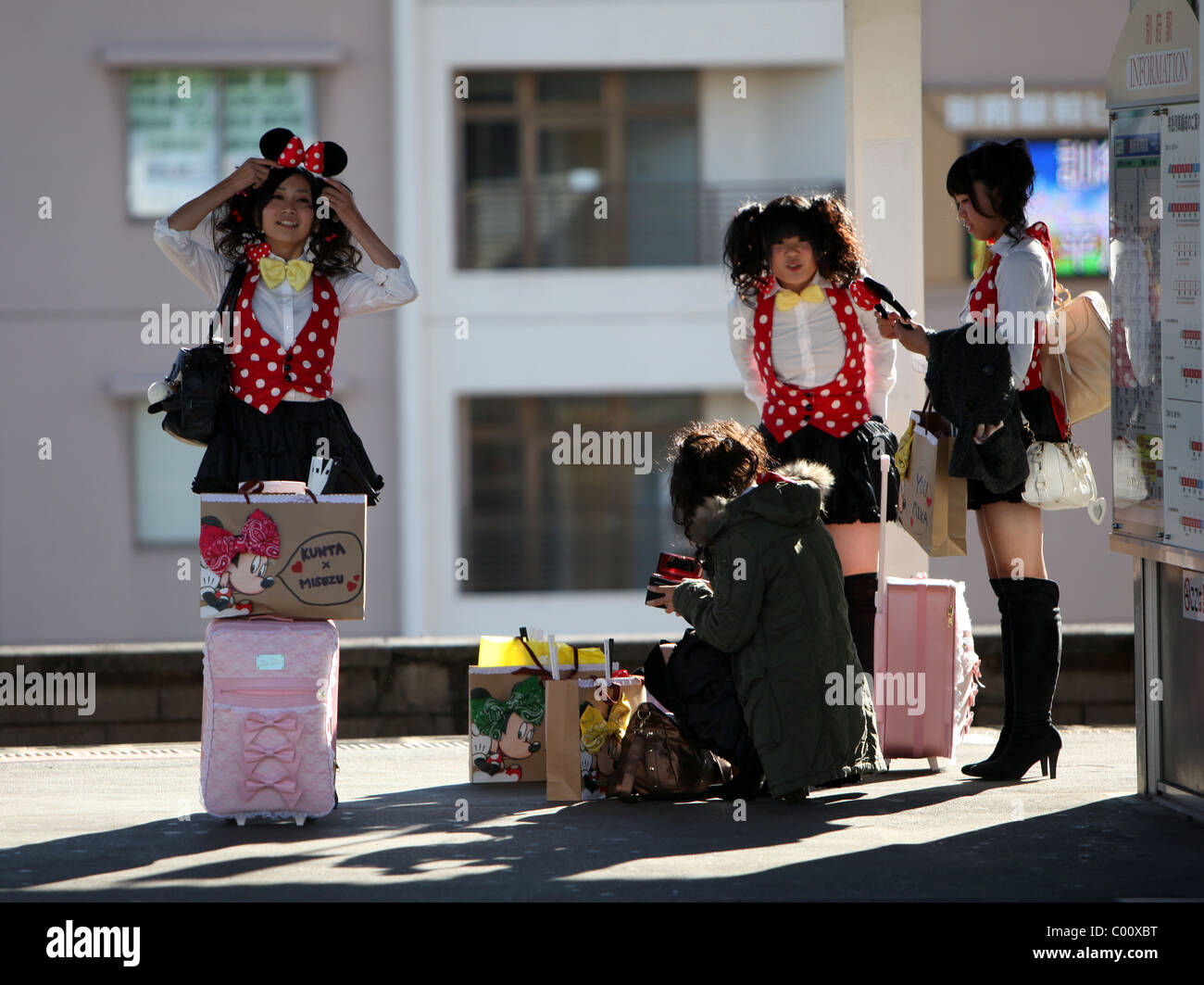 Japanische Mädchen verkleiden in Minnie Maus Kostüme, Beppu Bahnhof, Kyushu, Japan. Stockfoto