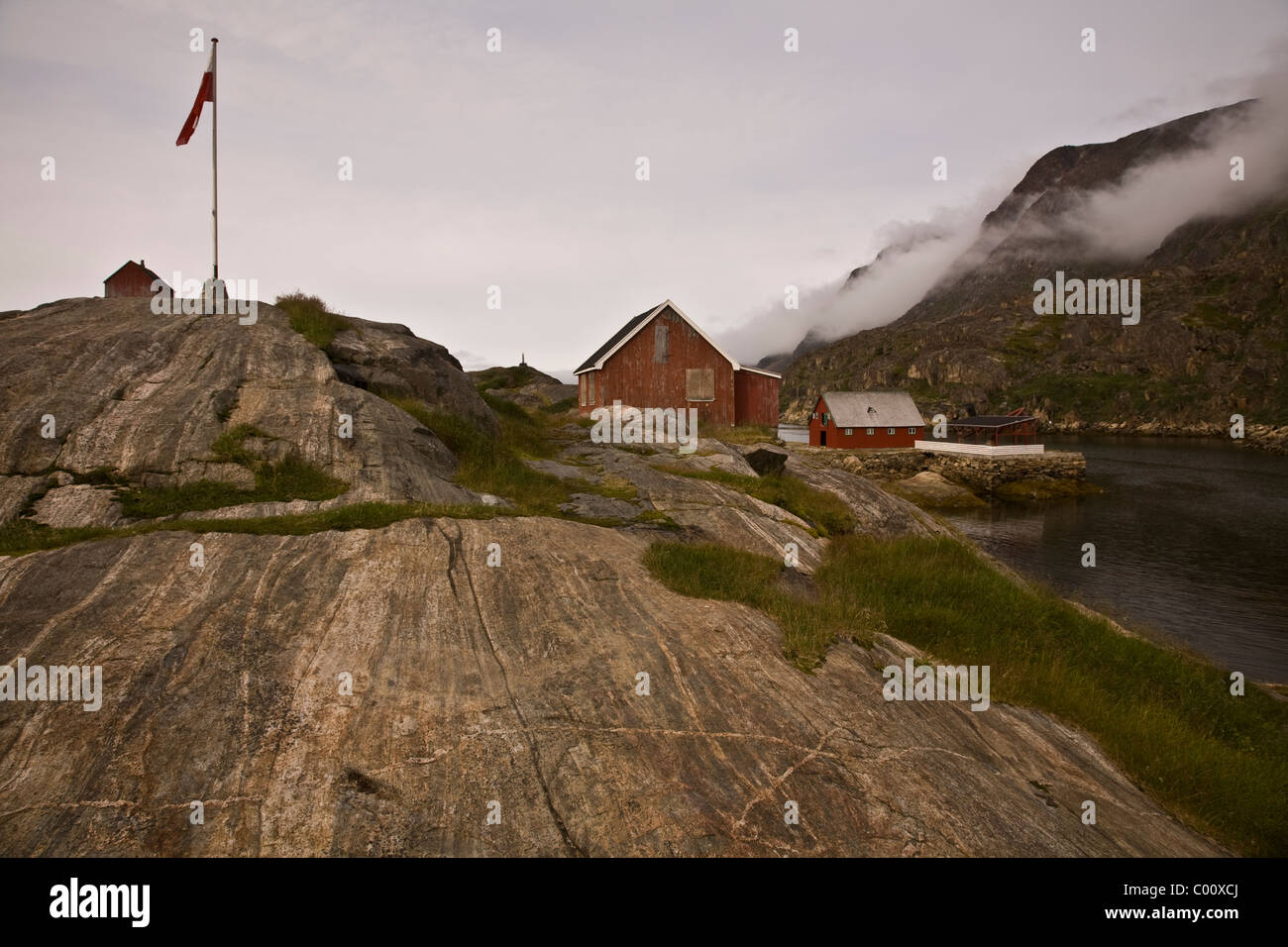 Die verlassene Fischersiedlung Assaqutaq ist erhalten geblieben und dient als ein Sommercamp für einheimische Kinder, Sisimiut, Grönland Stockfoto