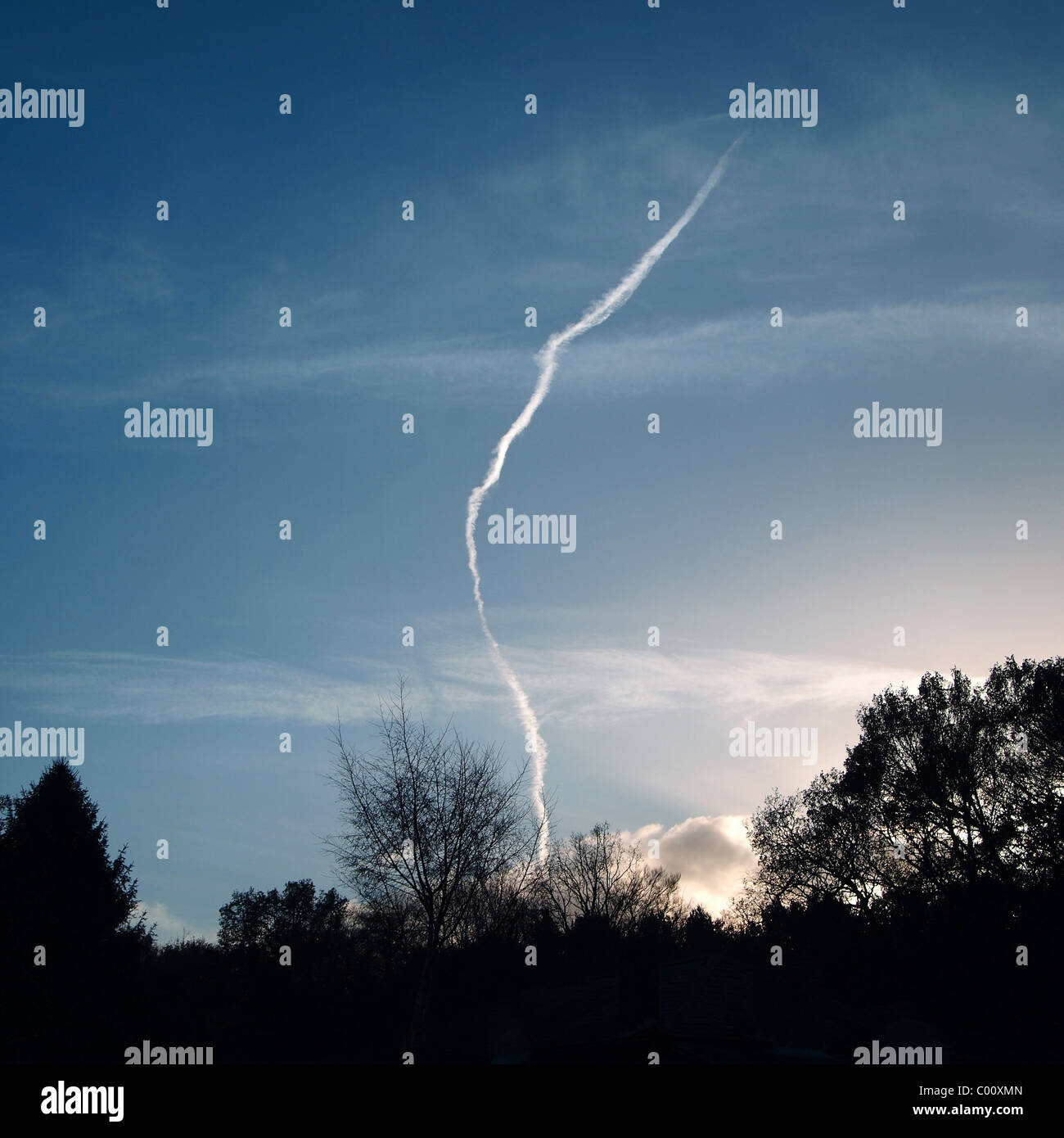 Landschaftsbild ein Jet Trail auf der Suche wie ein Blitz mit Abendsonne Stockfoto