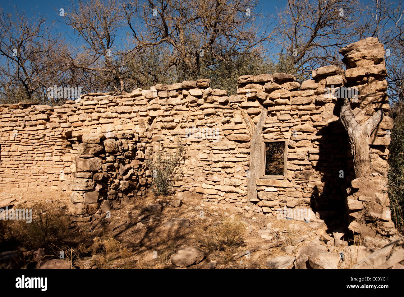 Bannack Trencher Inder Wohnung im südlichen Arizona gebaut, Wohnungen, die natürliche Strukturen in den Bau einbezogen. Stockfoto