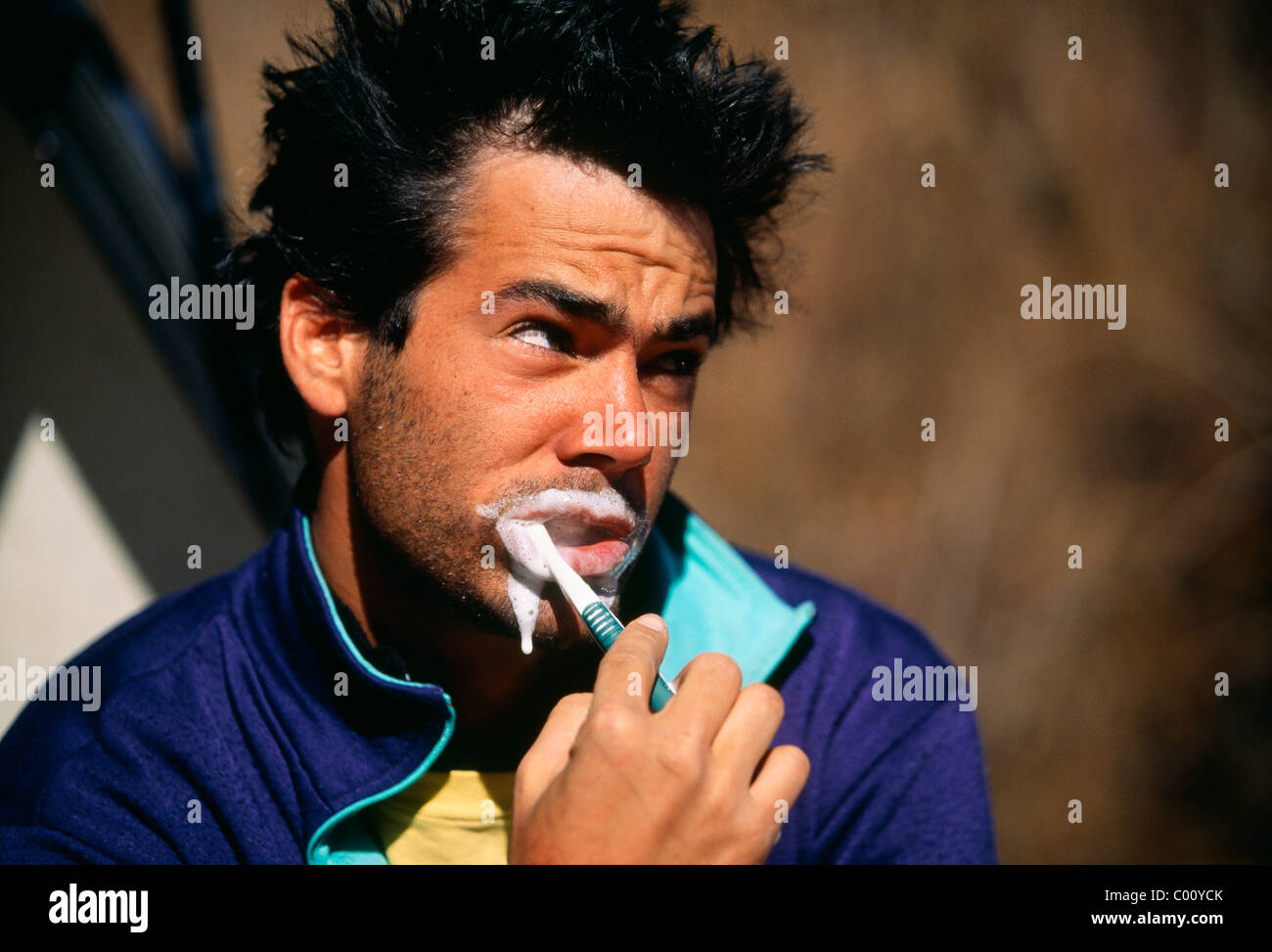 Camper im freien seine Zähne zu putzen. Stockfoto