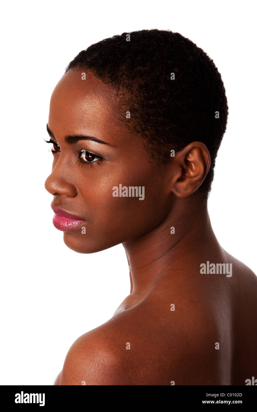 Gesicht einer schönen afrikanischen Frau mit guten glatte Haut und kurze lockige Haare, isoliert. Stockfoto