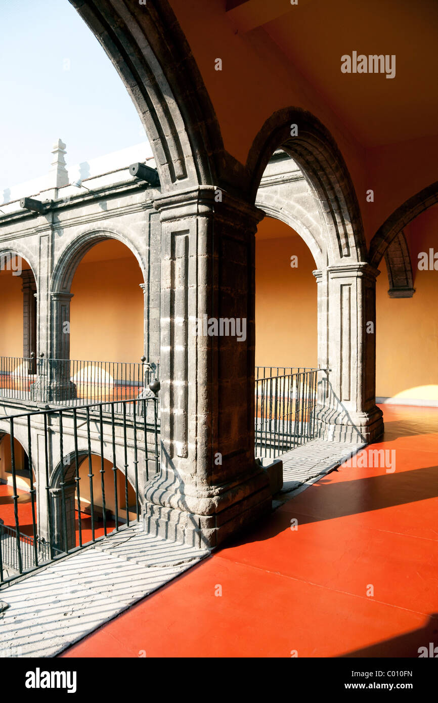 di Chirico wie Arcade, der zweite Stock Loggia Antiguo Colegio de San Idelfonso Centro Historico-Mexiko-Stadt Stockfoto