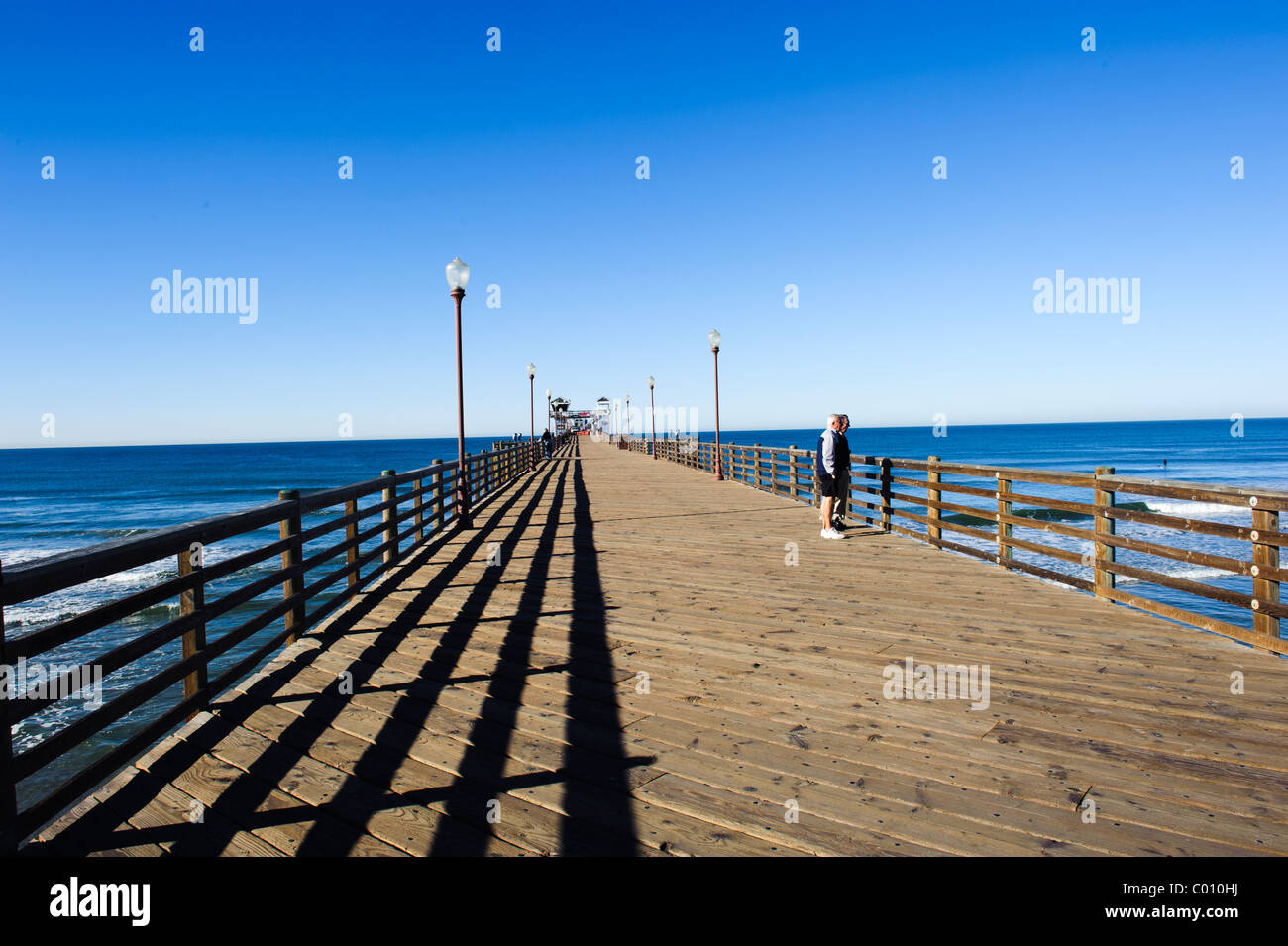 Das Oceanside Angelsteg in Oceanside, Kalifornien, an einem sonnigen Wintermorgen Stockfoto