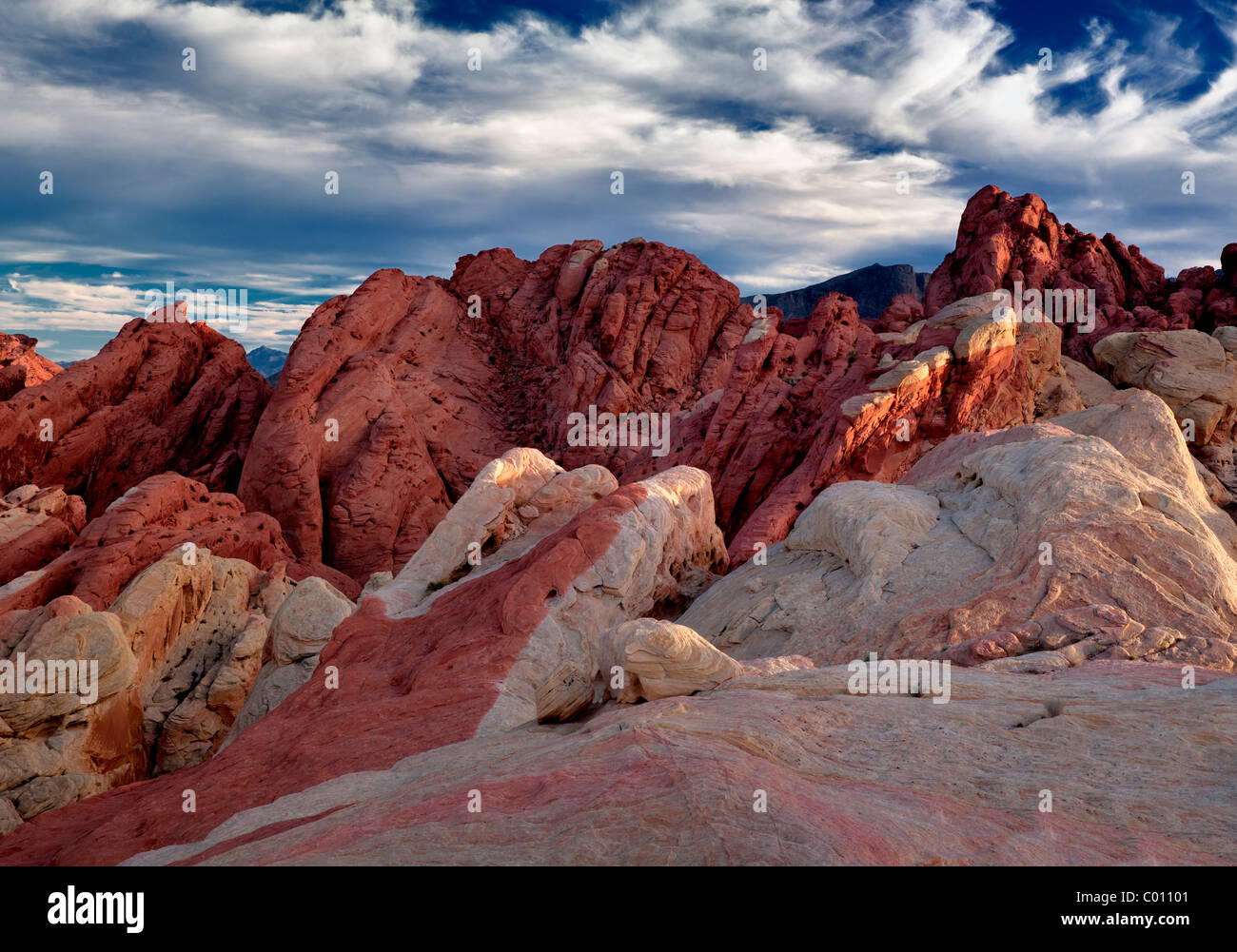 Bunten Felsen und Wolken. Valley of Fire State Park, Nevada Stockfoto
