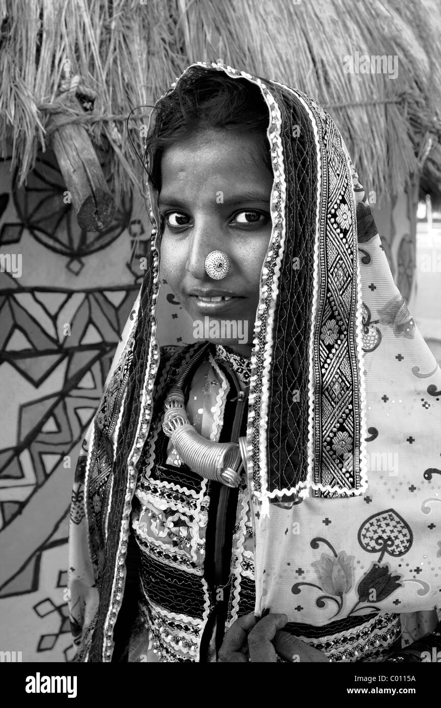 Mädchen in traditionellen indischen Stammes-Kleid. Diese Art der Trachtenmode ist in Rajasthan und Gujarat Staaten, Nord-Indien getragen Stockfoto