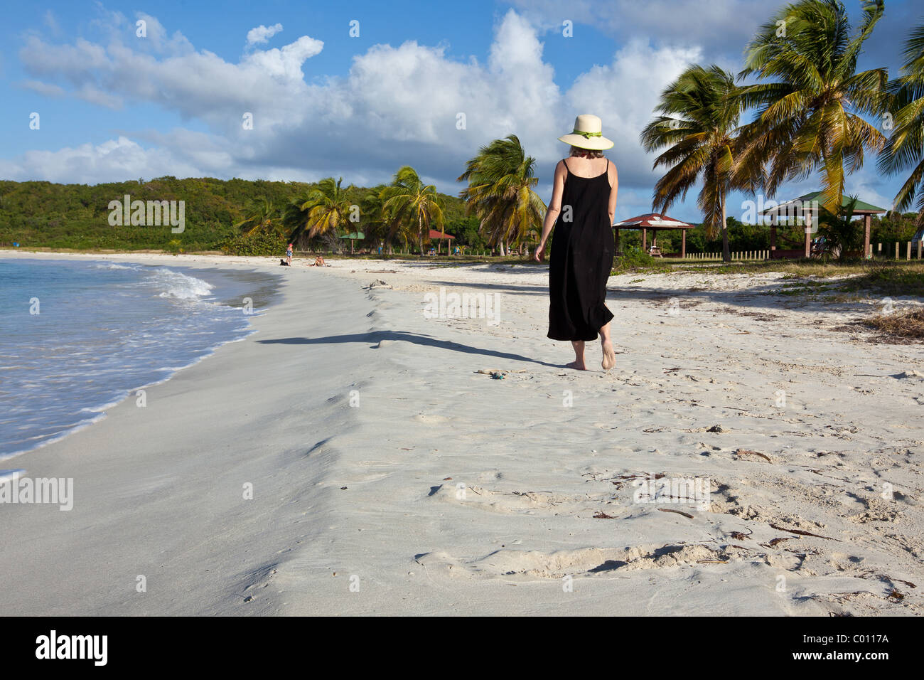 Eine Frau geht Red Strand (Playa Caracas) entlang auf Vieques Island, Puerto Rico. Stockfoto