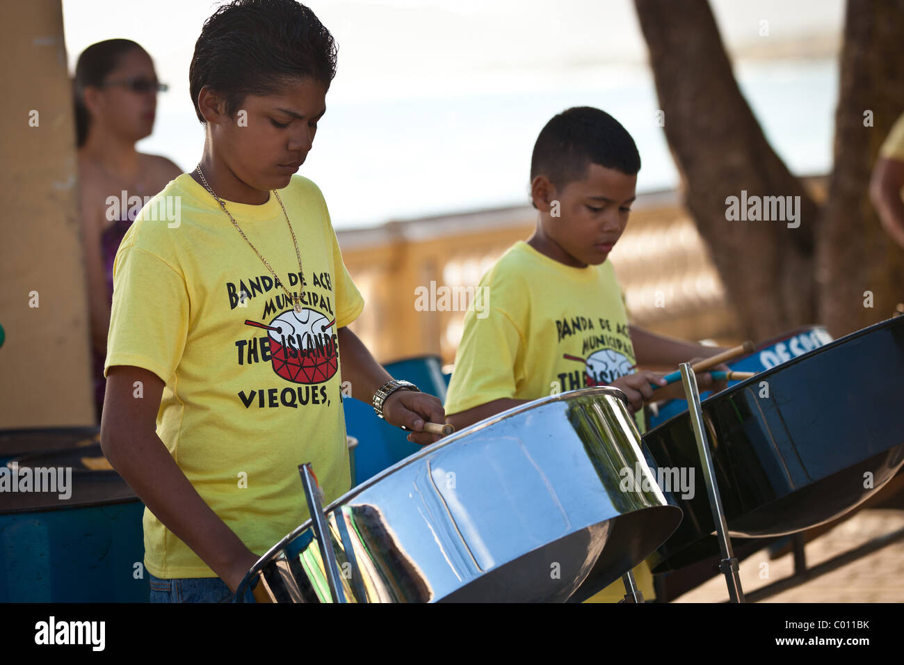 Schulkinder von Vieques Island Steel Drum Band führen Sie entlang der Uferpromenade in Vieques Island, Puerto Rico. Stockfoto