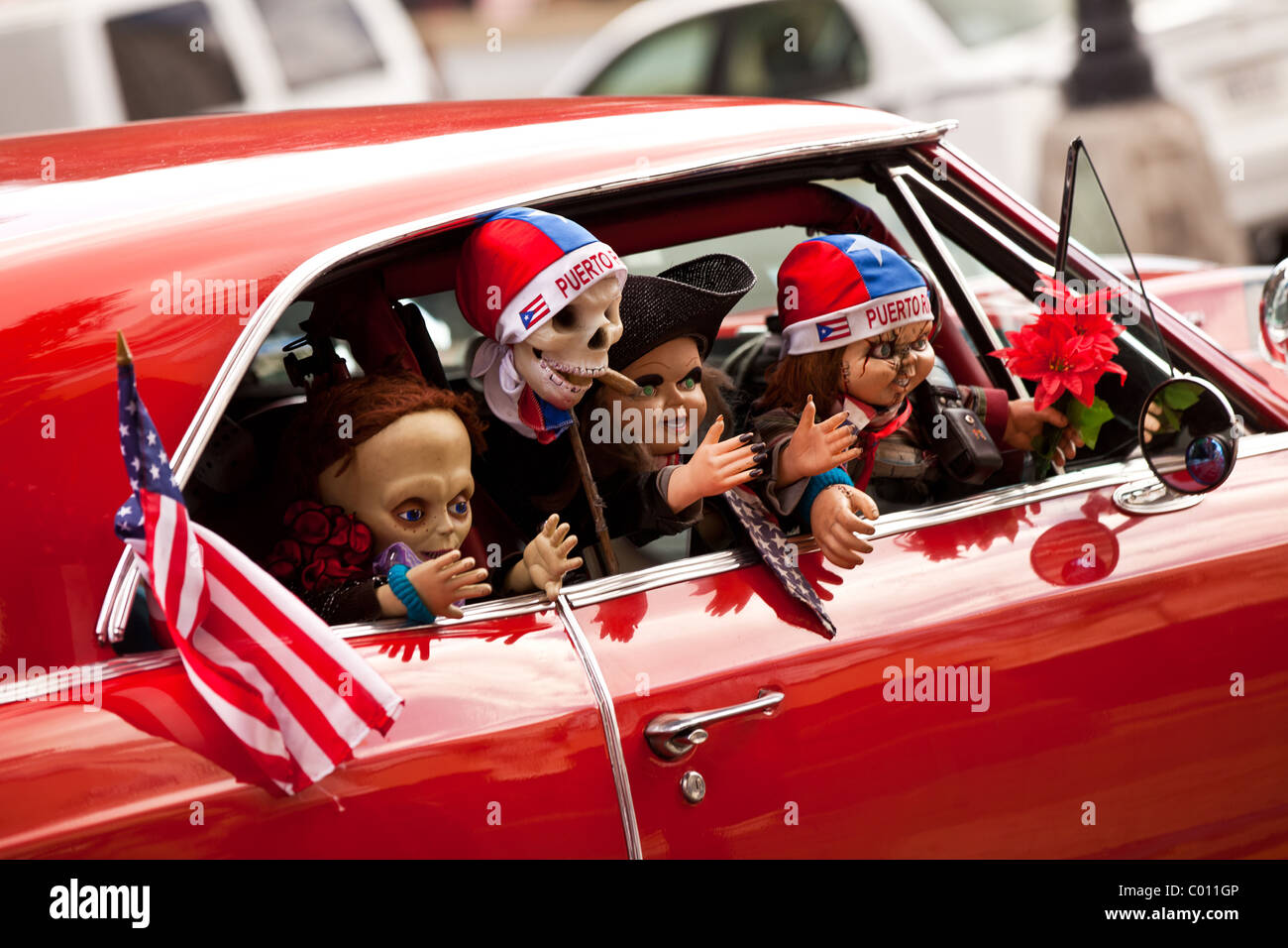 Ein Vintage Muscle Car dekoriert mit Puppen und Fahnen in Old San Juan, Puerto Rico. Stockfoto