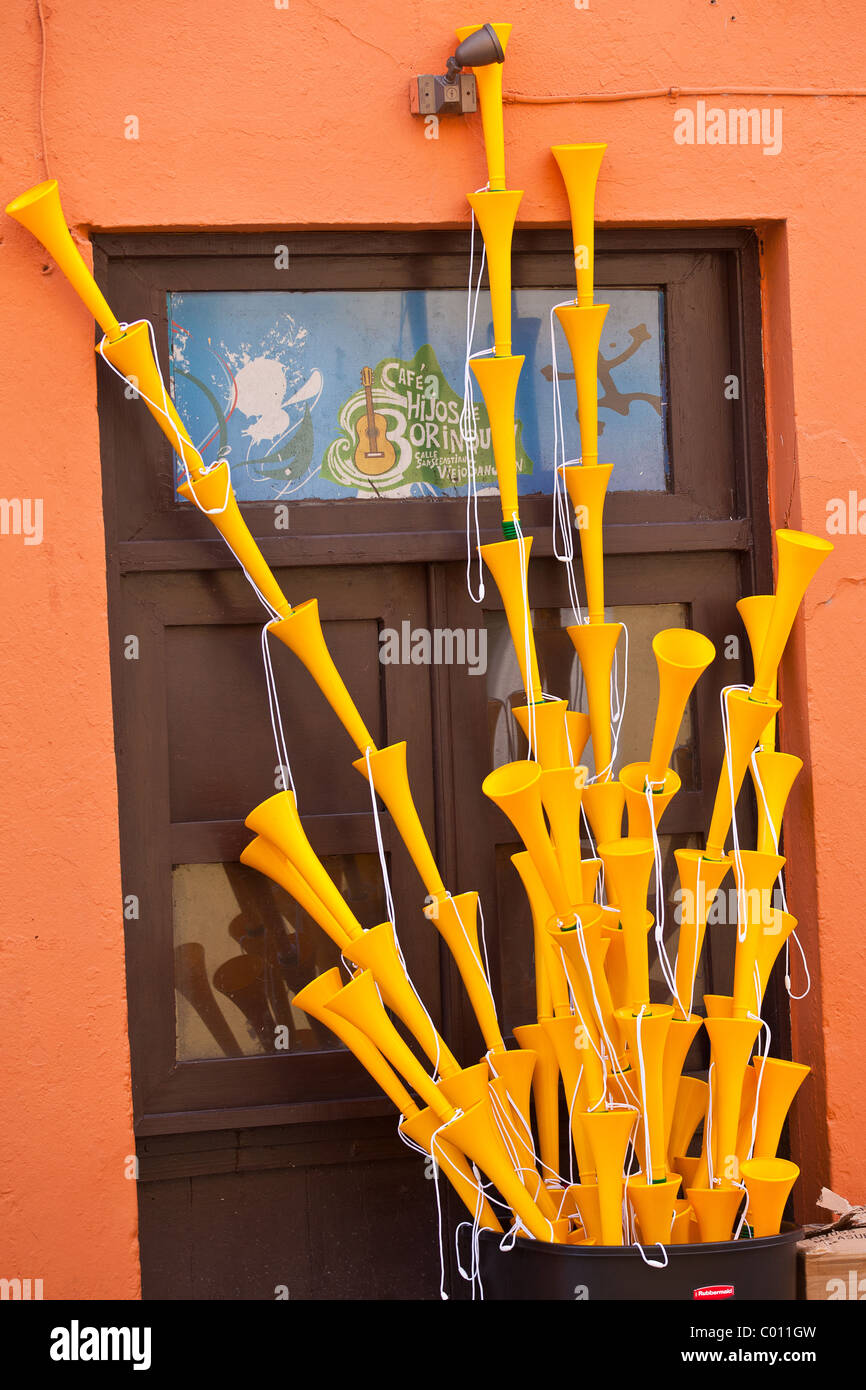 Kunststoff Vuvuzela Hörner auf Verkauf in Old San Juan, Puerto Rico. Stockfoto