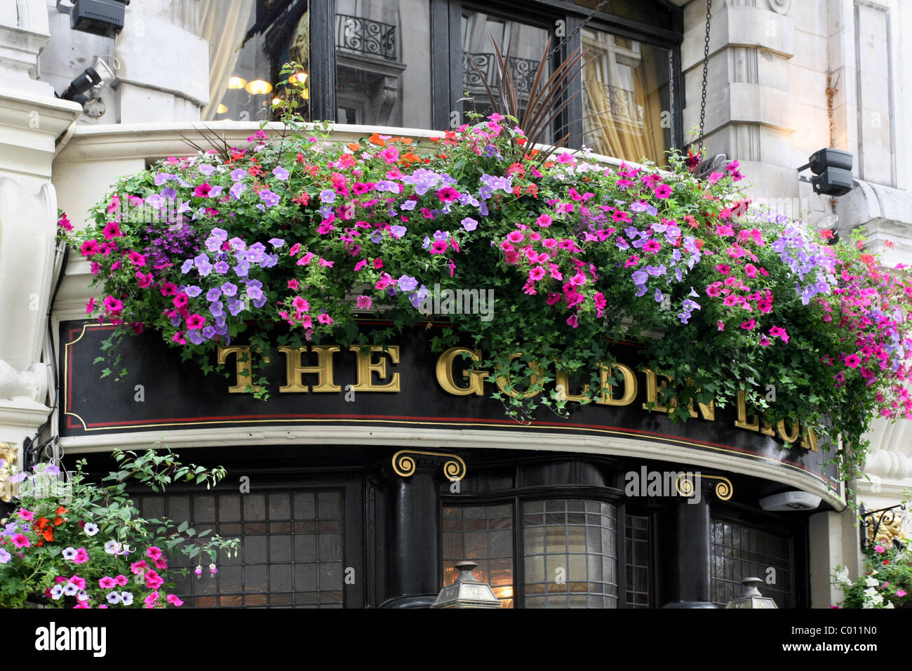 London Pub mit Blumen über Eingang Stockfoto