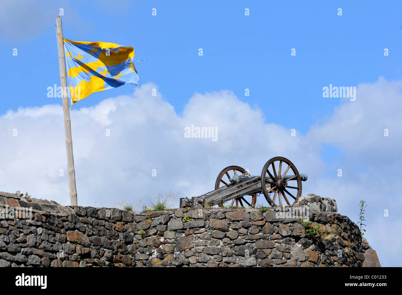 Kanone und Flagge auf den Wällen der Castel Murol im Département Puy-de-Dôme, die Region Auvergne in Zentralfrankreich Stockfoto