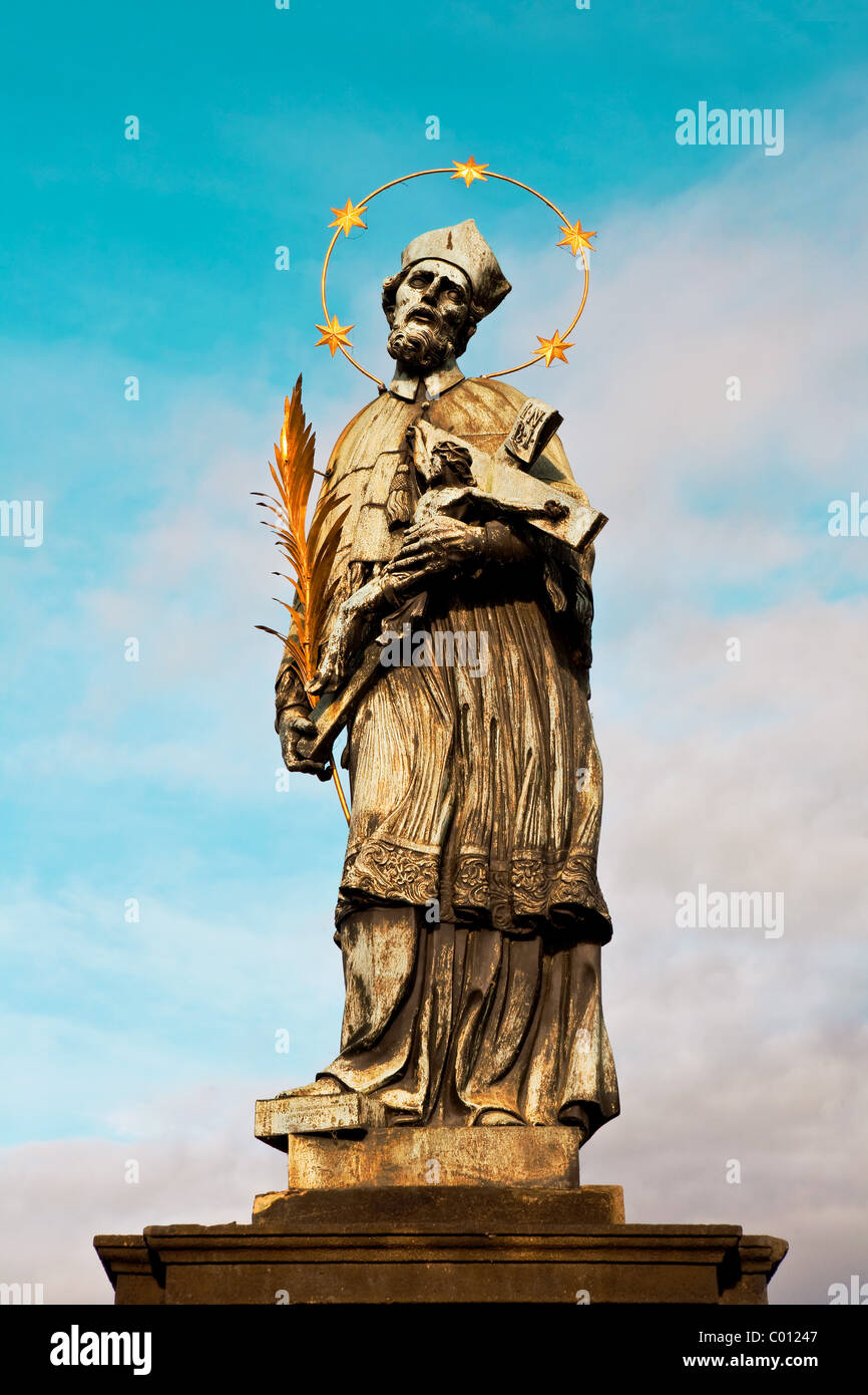 Berühmte Statue auf König Karls Brücke in Prag, Hauptstadt der Tschechischen Republik. Stockfoto