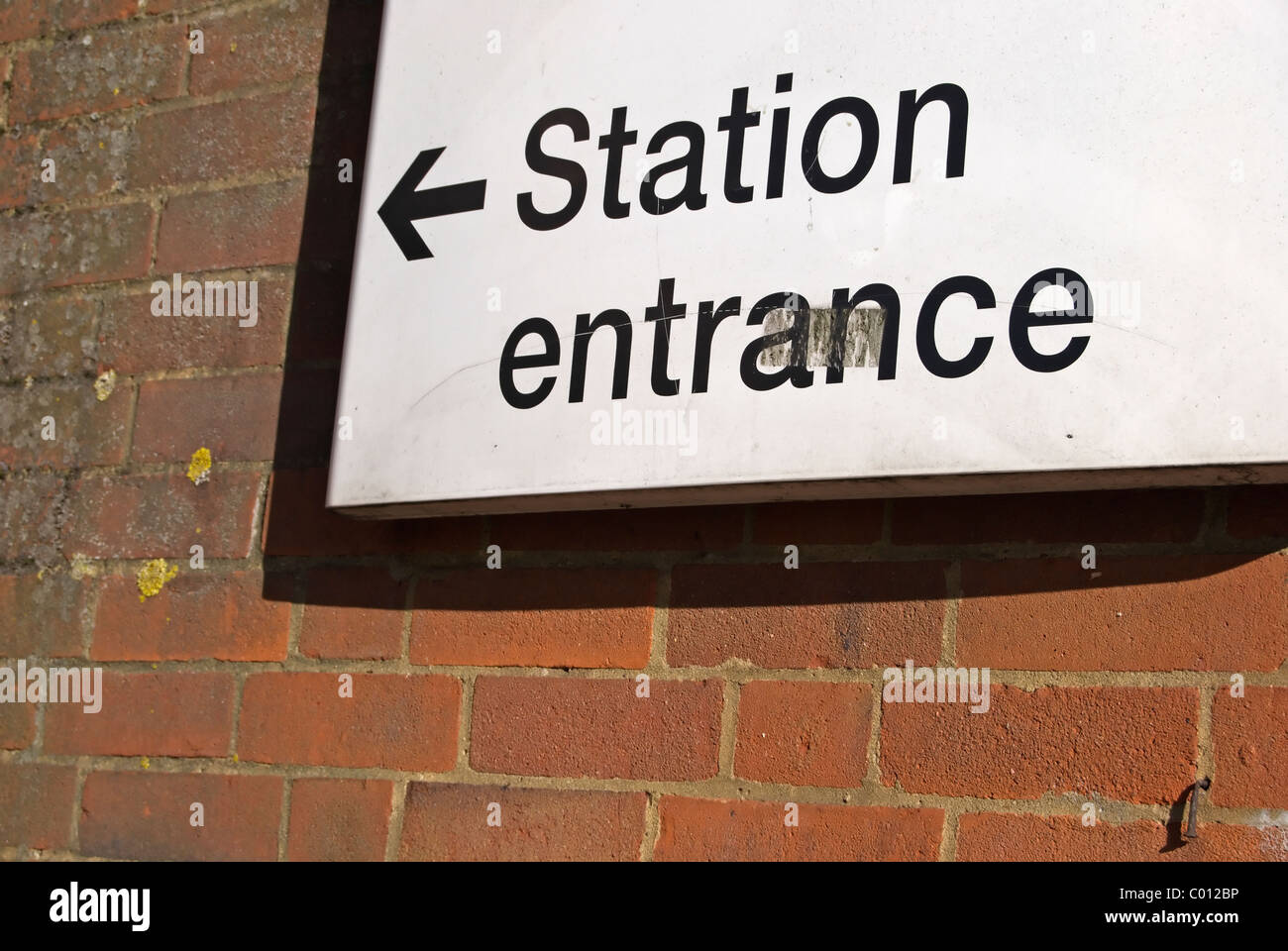 Bahnhof Ortseingangsschild in Malden Bahnhofsneubau, Surrey, england Stockfoto