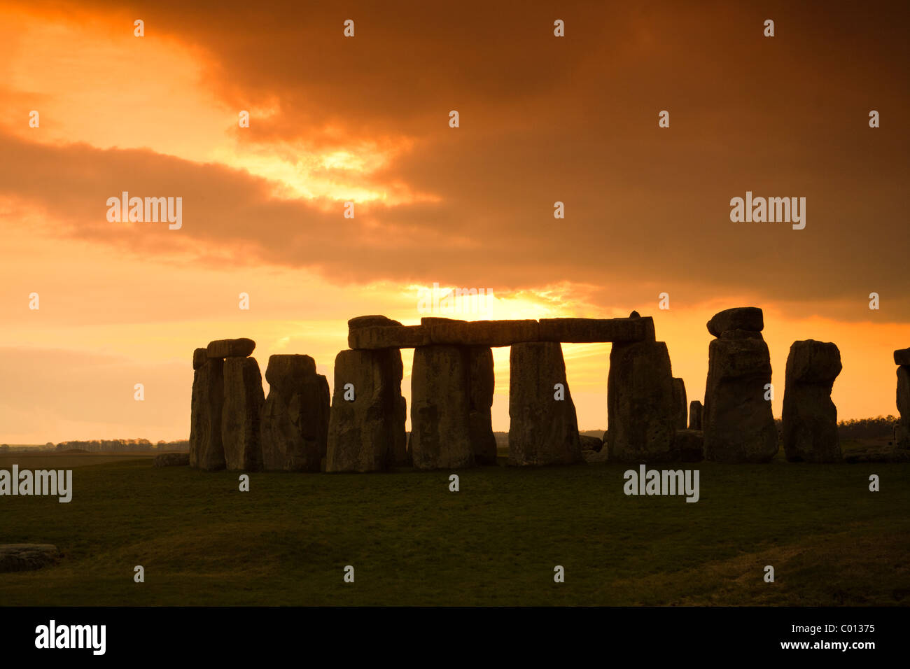 Sonnenuntergang am 22. Dezember in Stonehenge, Wiltshire Stockfoto