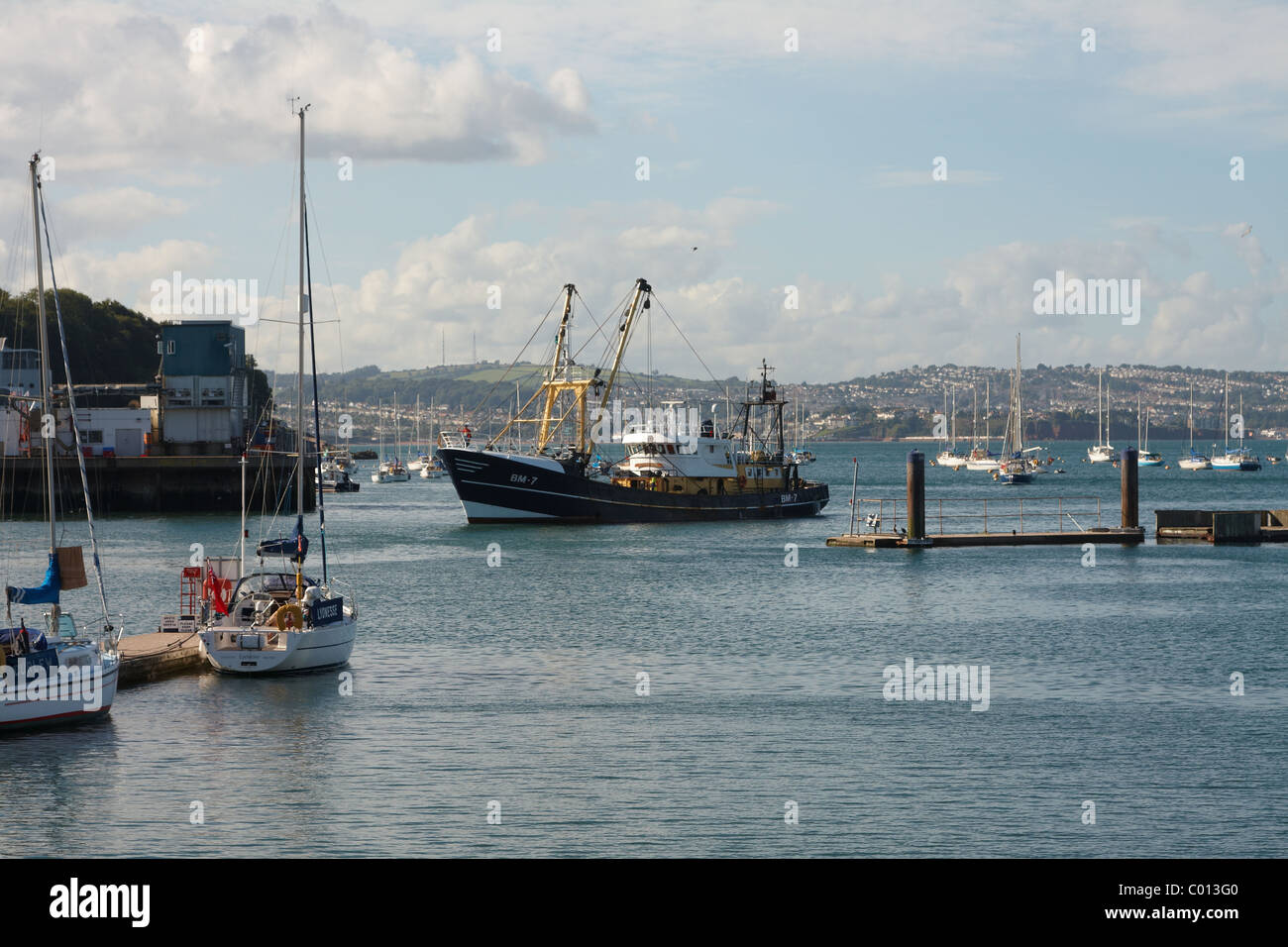 Am späten Nachmittag kehrt ein Trawler in Hafen von Brixham, Torbay Stockfoto