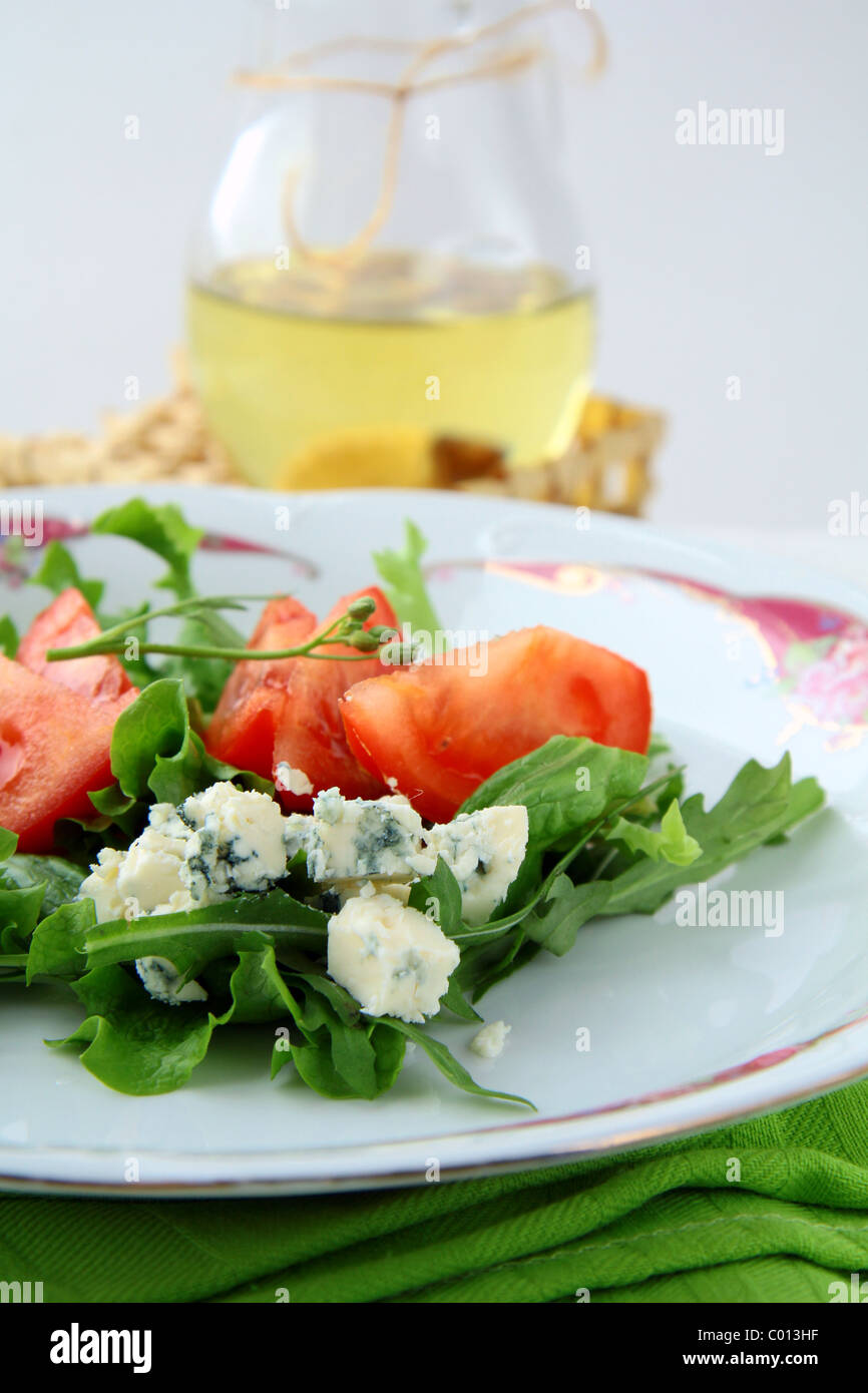 Salat mit Tomaten und Käse mit Salat Stockfoto