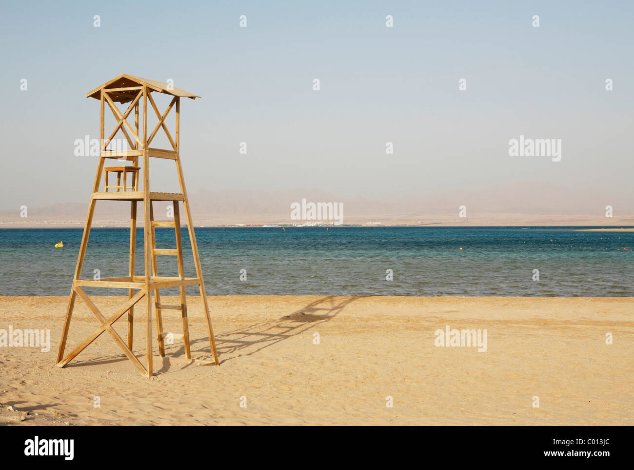 Rettungsschwimmer-Turm, leer, im Morgenlicht, Soma Bay, Rotes Meer, Ägypten, Afrika Stockfoto