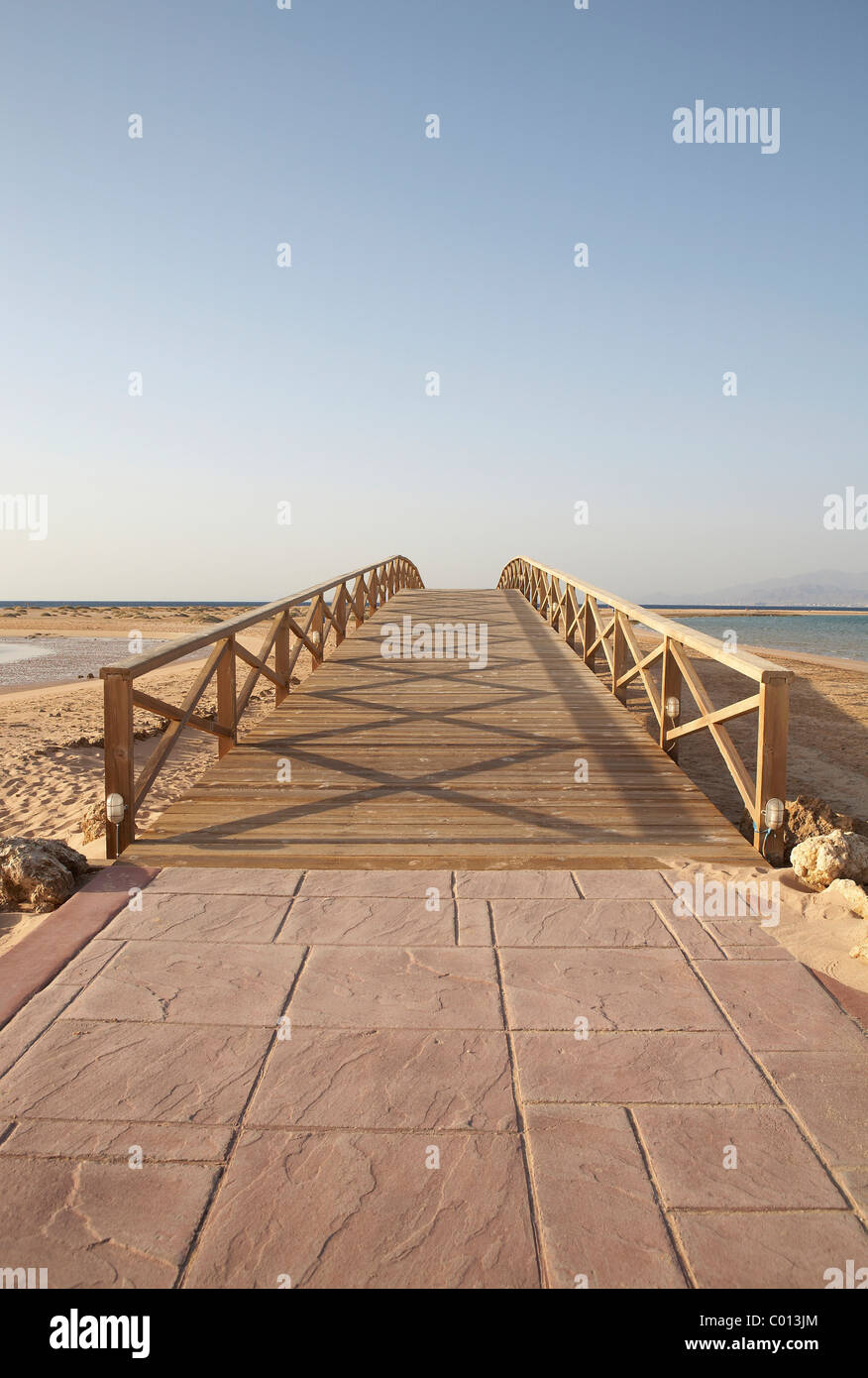 Holzbrücke mit Geländer im Morgenlicht, Soma Bay, Rotes Meer, Ägypten, Afrika Stockfoto