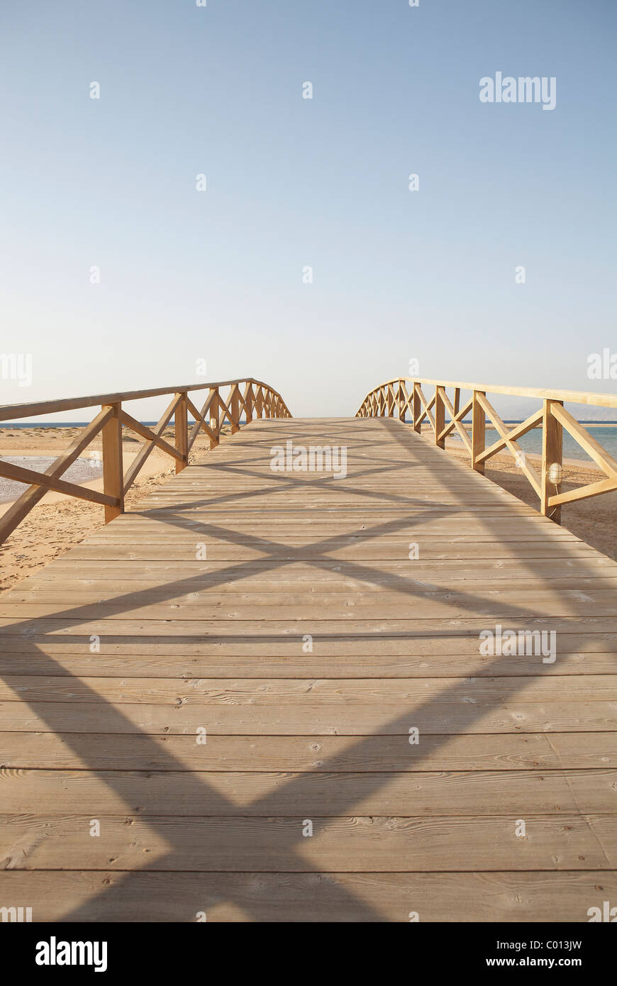 Holzbrücke mit Geländer im Morgenlicht, Soma Bay, Rotes Meer, Ägypten, Afrika Stockfoto