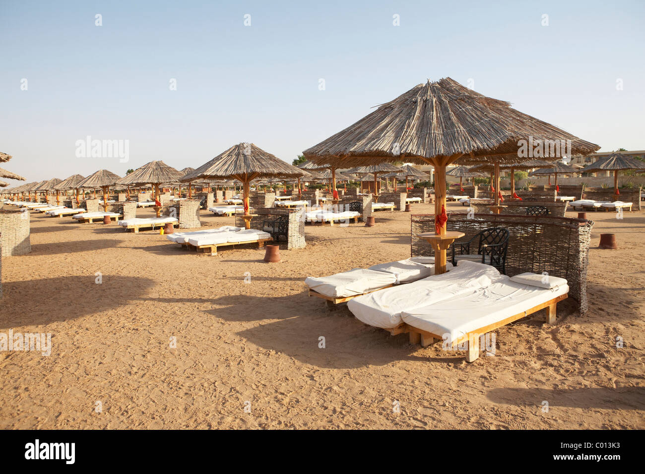 Sonnenliegen und Sonnenschirme im Morgenlicht, Soma Bay, Rotes Meer, Ägypten, Afrika Stockfoto