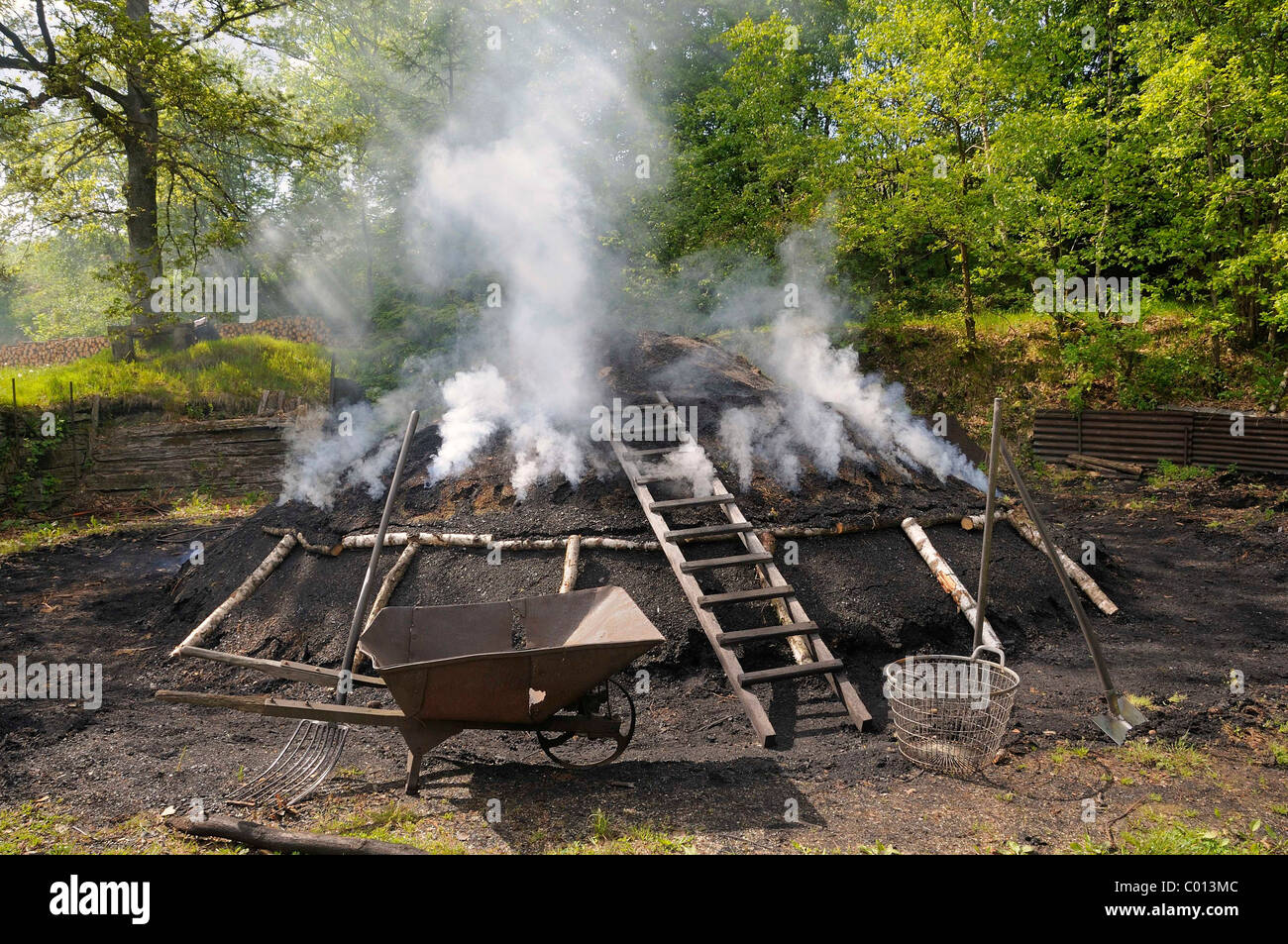 Brennende Holzkohle Haufen in der Endphase, Walpersdorf, district Siegen-Wittgenstein, North Rhine-Westphalia, Germany, Europe Stockfoto