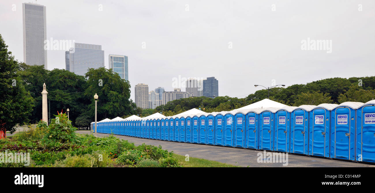 Mobile Toiletten vor der Skyline, Aon Center, während Jon Bon Jovi Konzert, Chicago, Illinois, Vereinigte Staaten von Amerika Stockfoto