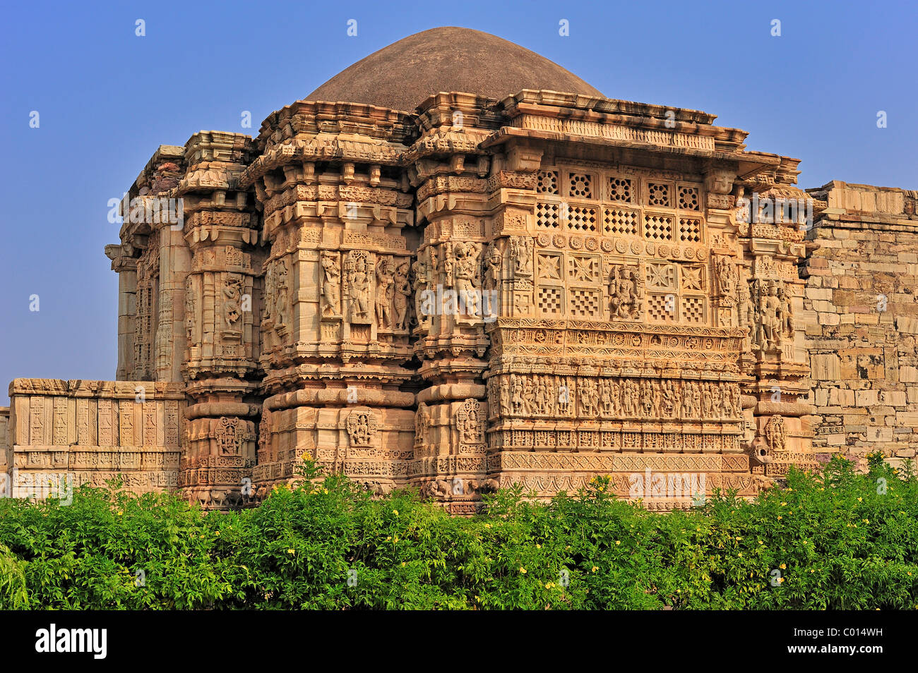Alten Hindu-Tempel mit Kuppeldach und aufwendigen Schnitzereien an den Außenwänden, Chittorgarh, Rajasthan, Indien, Asien Stockfoto