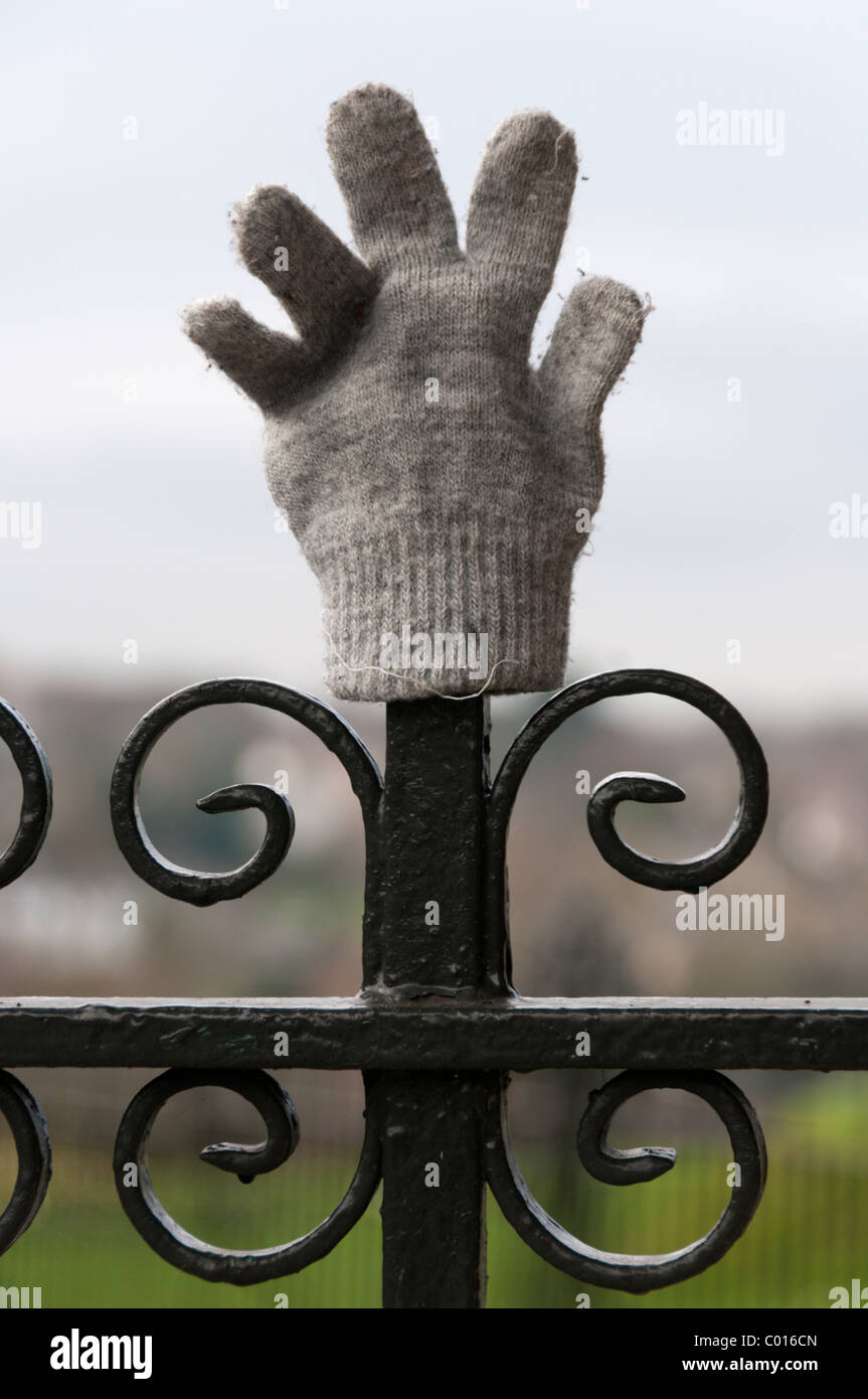 Ein verlorene Handschuh auf Park Geländer gelegt. Stockfoto