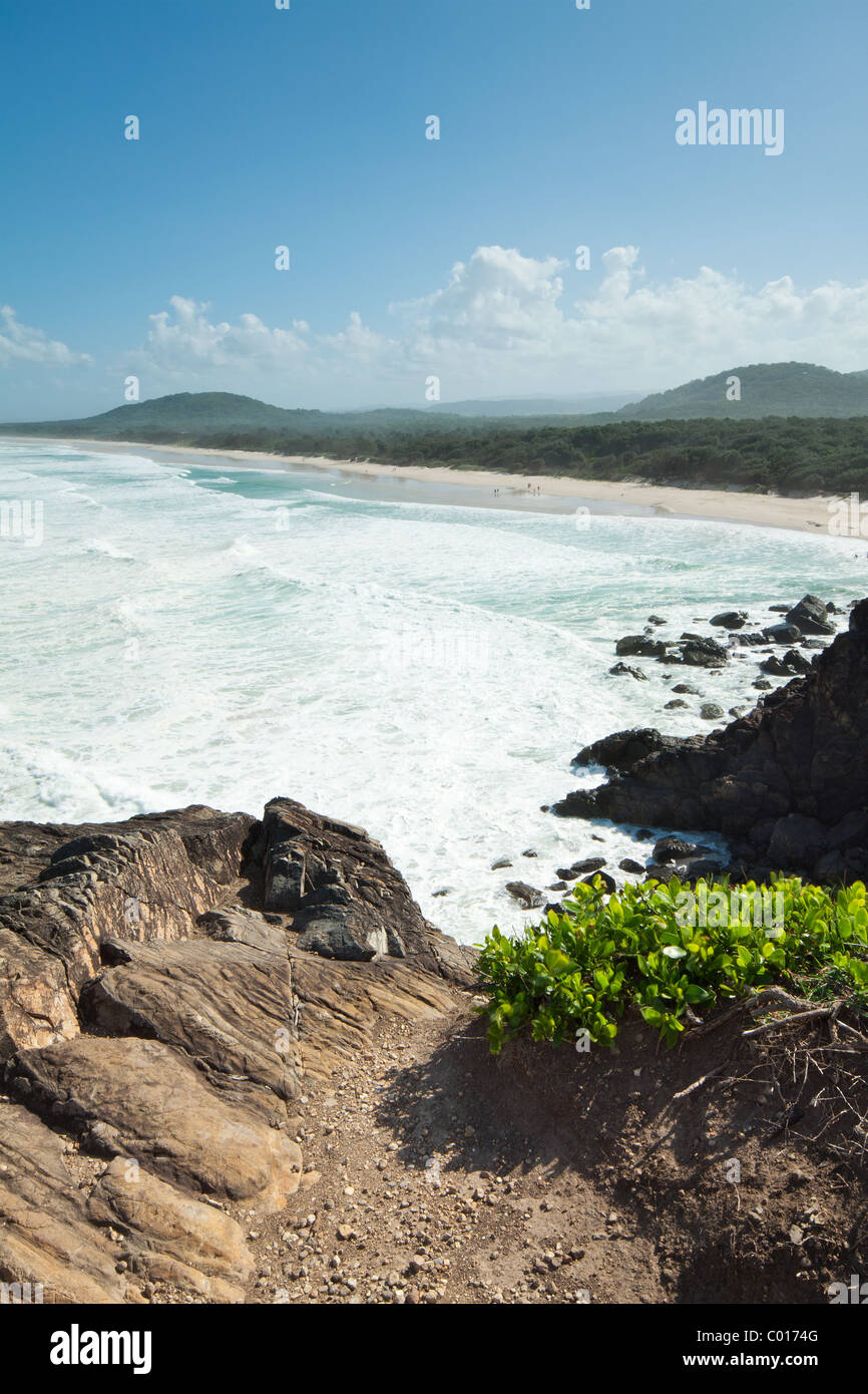 Australische Marine während des Tages mit Felswand im Vordergrund (Cabarita Beach, New South Wales) Stockfoto