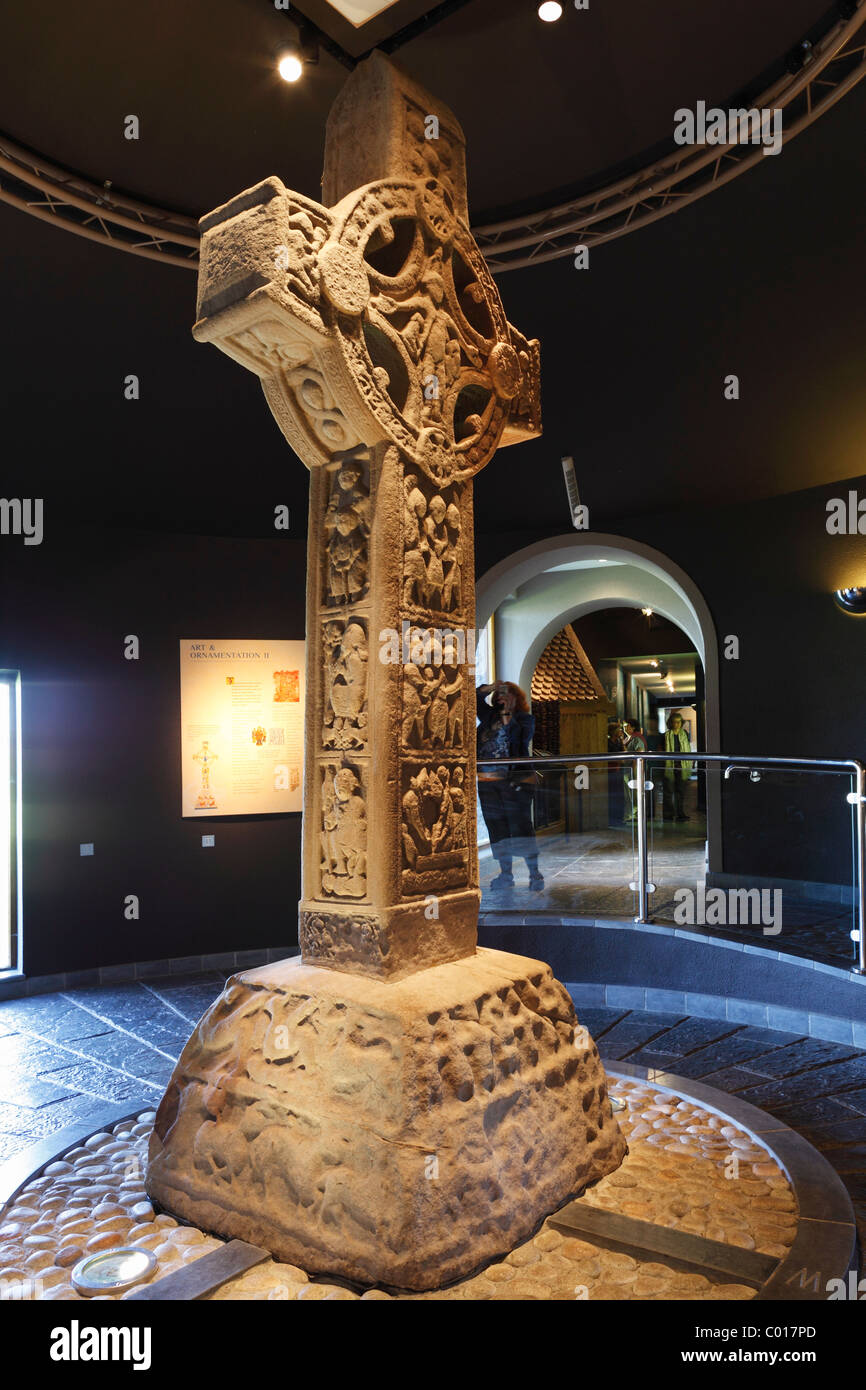 Kreuz der Heiligen Schrift, ein hohes Kreuz im Museum in Kloster Clonmacnoise, Grafschaft, Leinster, Irland, Europa Stockfoto