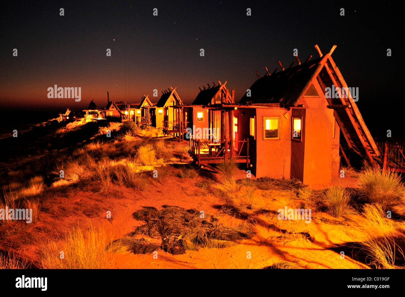 Chalets! Xaus Lodge im letzten Licht am Abend, Kgalagadi Transfrontier Park, Kalahari, Südafrika, Afrika Stockfoto