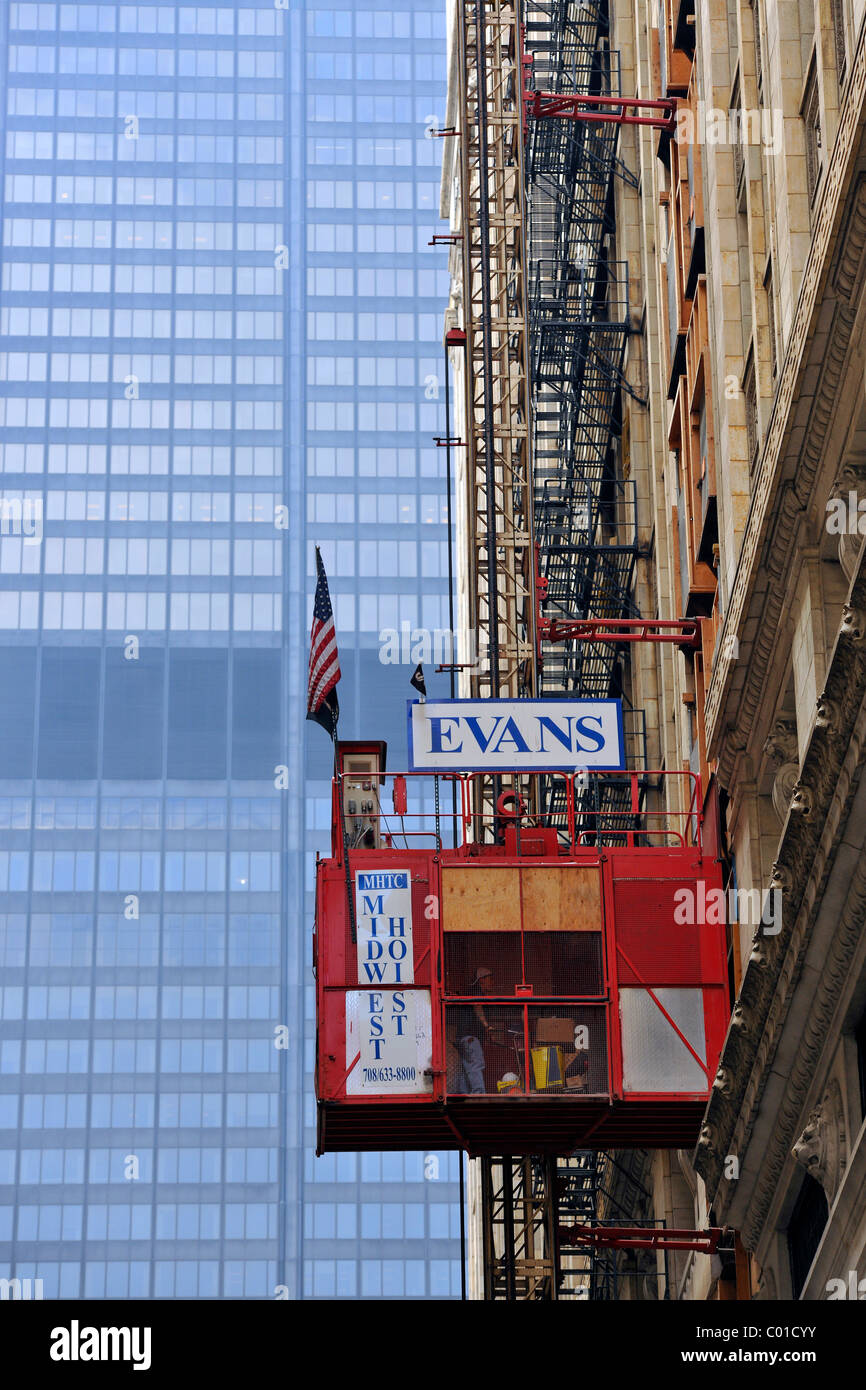 Lastenaufzug mit einer US-Flagge auf einer Gebäudefassade, Chicago, Illinois, Vereinigte Staaten von Amerika, USA Stockfoto