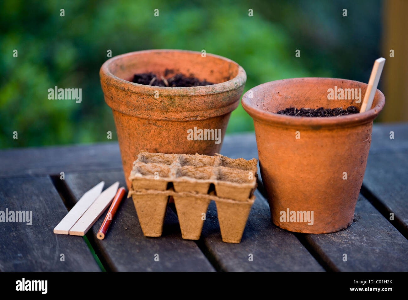 Terrakotta-Blumentöpfe und Schalen der Samen auf einem Gartentisch Stockfoto