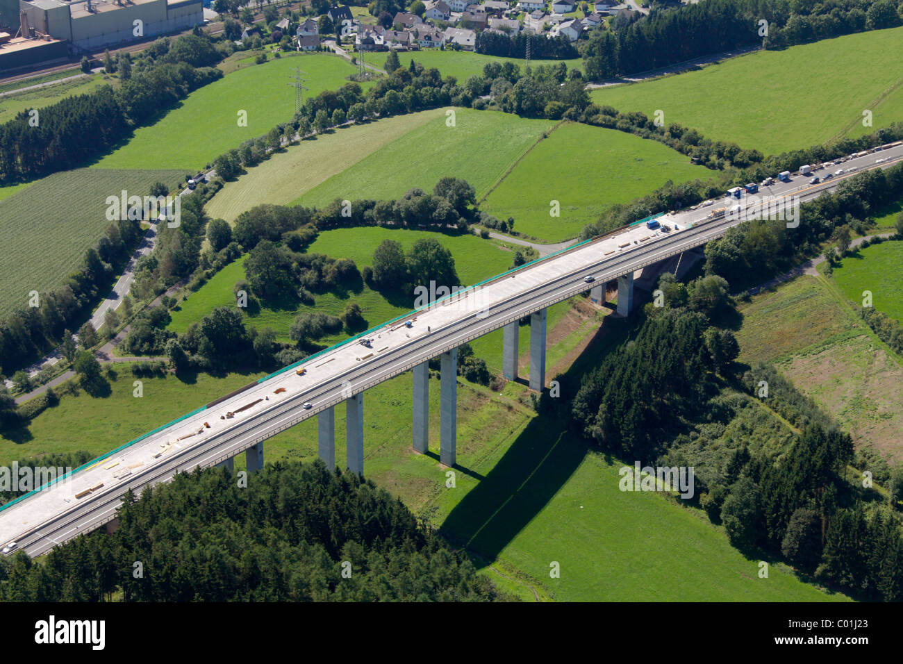Luftbild, Sanierung von einer Autobahnbrücke, Sauerland Bereich, Tal, Wiesen, Meschede, Nordrhein-Westfalen, Deutschland, Europa Stockfoto