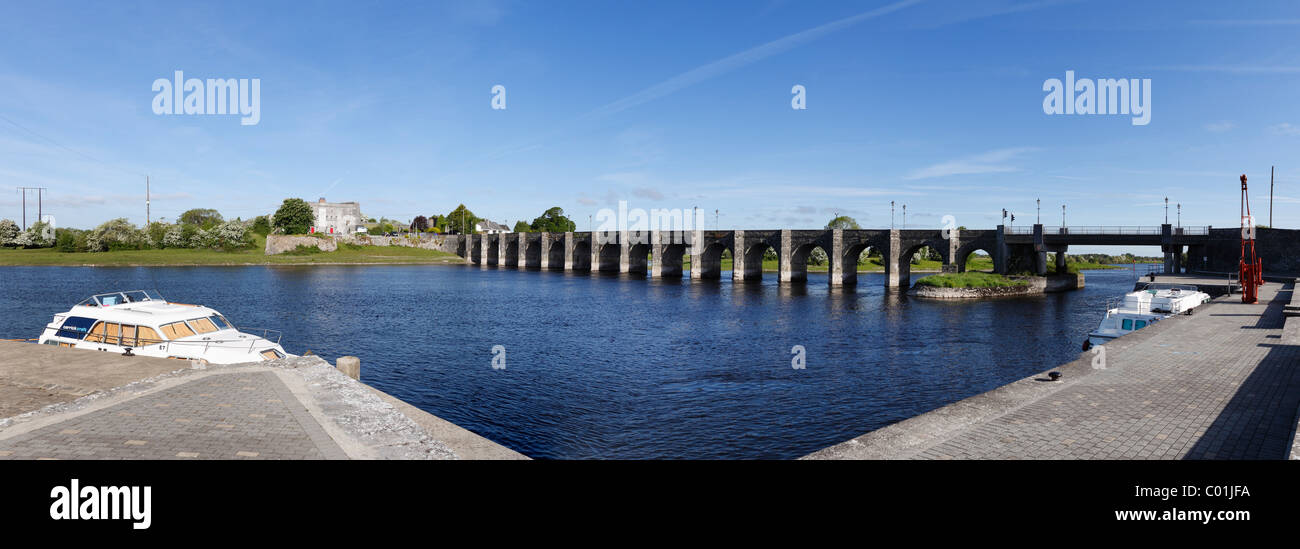 Alte Brücke über den Fluss Shannon, County Offaly, Shannonbridge und Roscommon, Irland, Europa Stockfoto