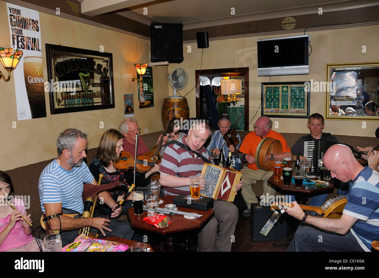 Irish Session, lose Kombination von Musiker Musizieren in einer Kneipe, Fleadh Cheoil Na hÉireann, Musikfestival in Irland Stockfoto