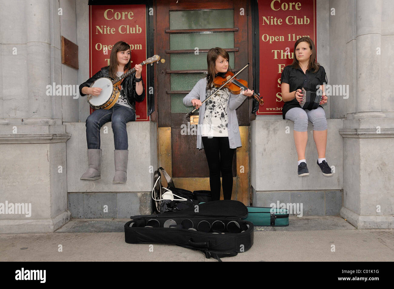 Musikern, die an eine Irish Session auf der Straße mit Akkordeon, Geige und Banjo, Fleadh Cheoil Na hEireann Stockfoto