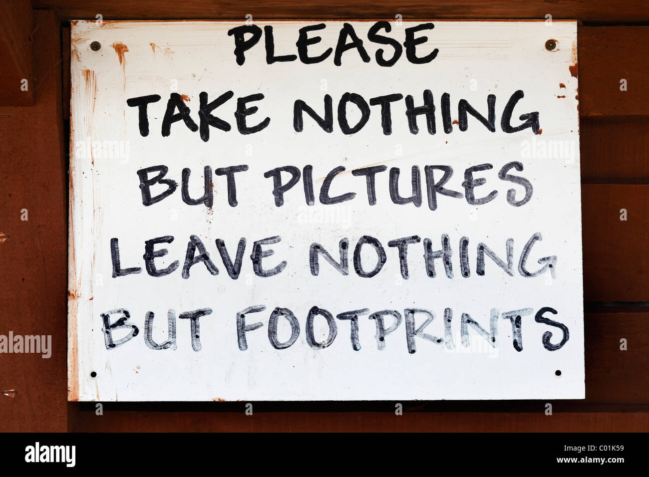 Handschriftliche Zeichen "Bitte nehmen Sie sich nichts anderes als Bilder, nichts anderes als Spuren hinterlassen", County Offaly, Republik Irland, Europa Stockfoto