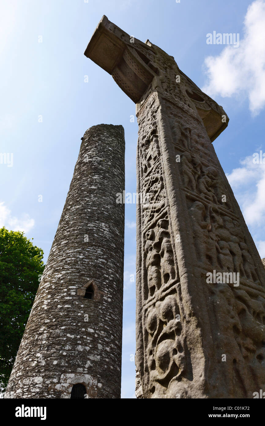 Rundturm und dem Westen Kreuz Kreuz, hoch, Monasterboice Kloster, County Louth, Leinster Provinz, Republik Irland Stockfoto
