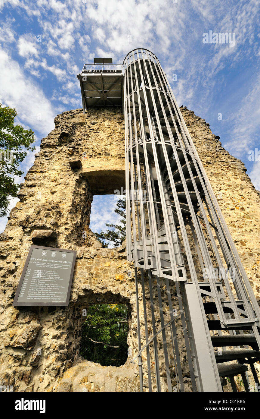 Halten Sie mit Treppe und Aussichtsplattform der Ruine Hohenhewen Ruinen, Grafschaft Landkreis Konstanz, Baden-Württemberg Stockfoto