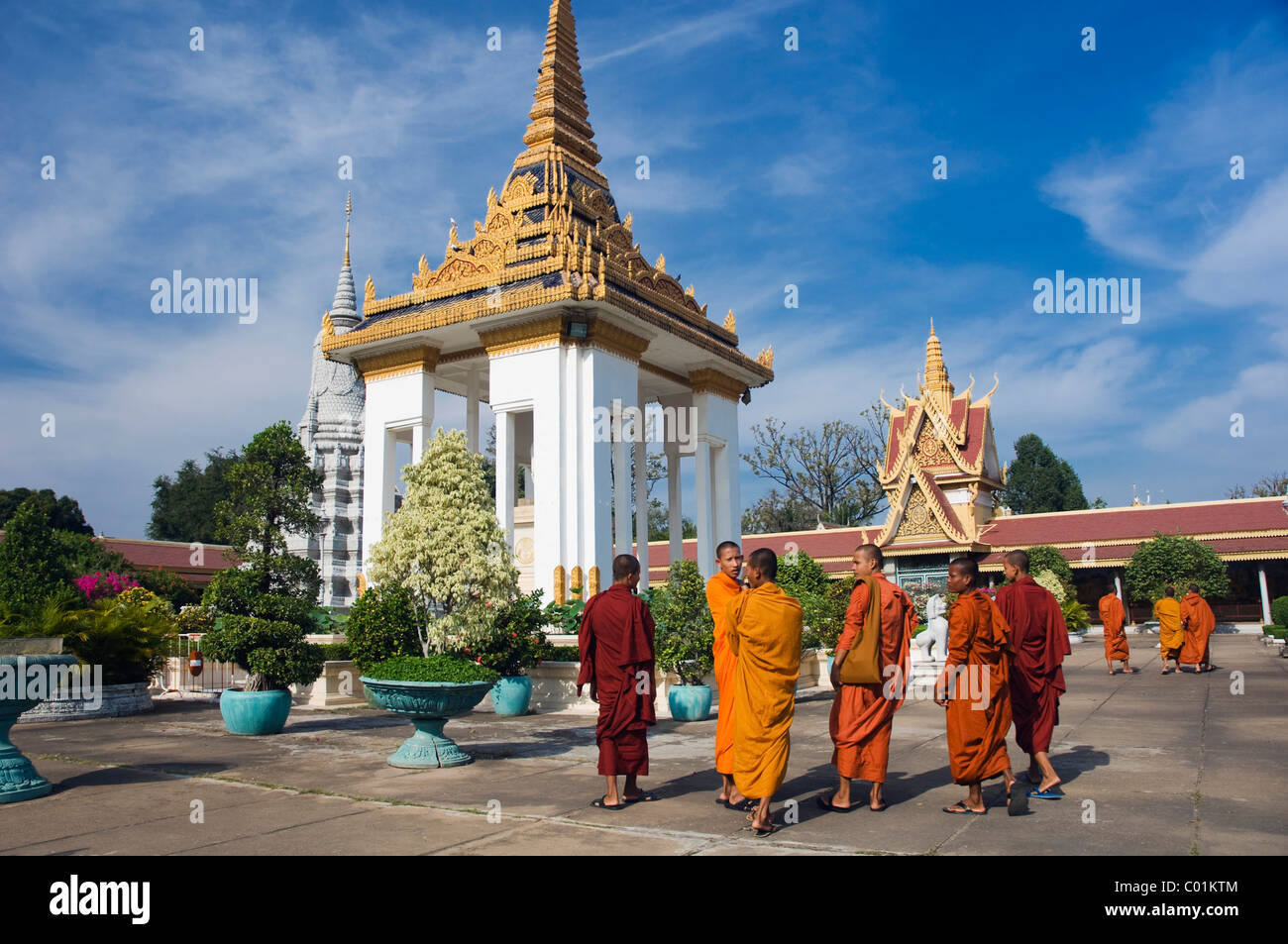 Buddhistischen Mönchen in den königlichen Palast, Phnom Penh, Kambodscha, Indochina, Südostasien, Asien Stockfoto