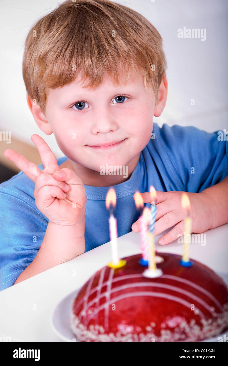 4-jähriger Junge mit Geburtstagstorte Stockfoto