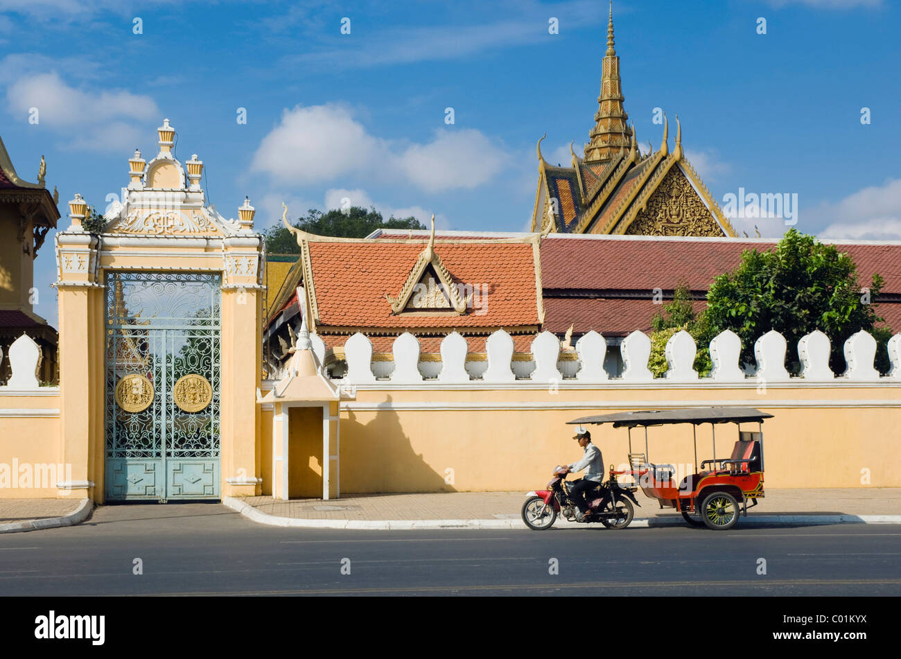 Tuk Tuk Taxi wartet außerhalb der Königspalast, Phnom Penh, Kambodscha, Indochina, Südostasien, Asien Stockfoto