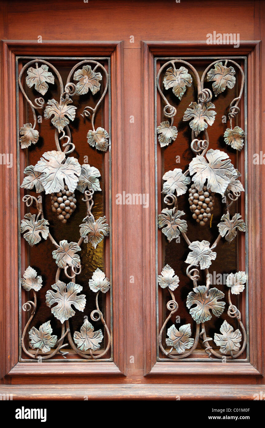 Kunstvoll geschmiedete Fenstergitter mit Trauben und Weinblättern, rue 7 du Général de Gaulle, Kaysersberg, Elsass, Frankreich, Europa Stockfoto