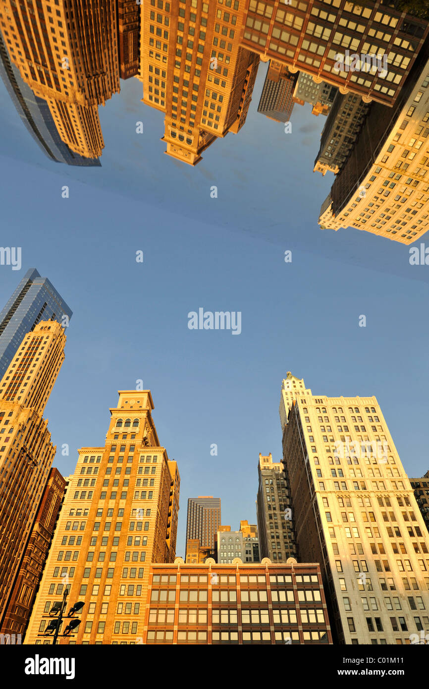 Chicago reflektiert Skyline auf der Oberfläche der Skulptur Cloud Gate, Erbe im Millennium Park Building Stockfoto