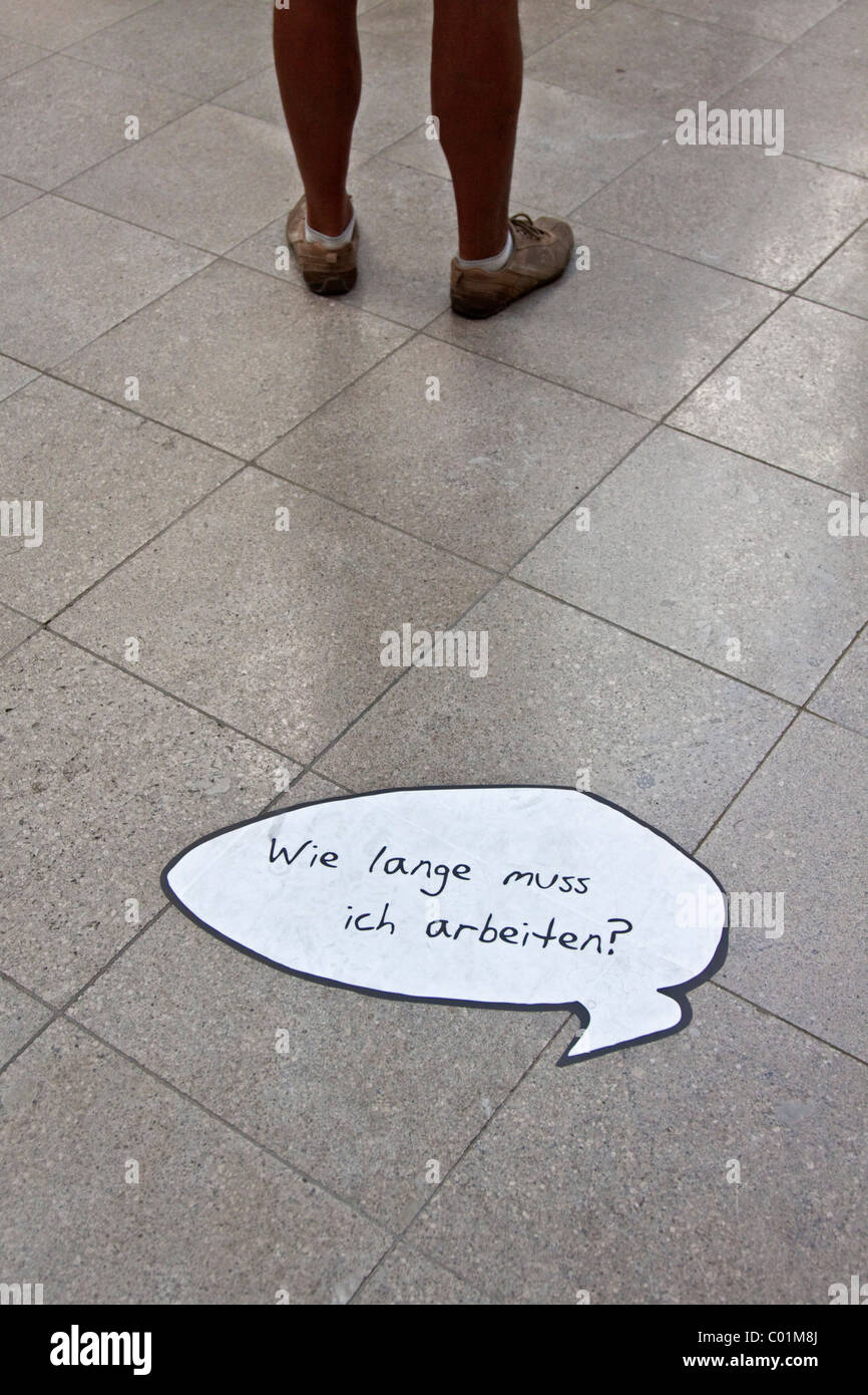 Sprechblase geklebt, um einen Fußboden Fragen "Wie Lange Muss Ich Arbeiten?", Deutsch "wie lange muss ich arbeiten?", an der Rückseite, zwei Stockfoto