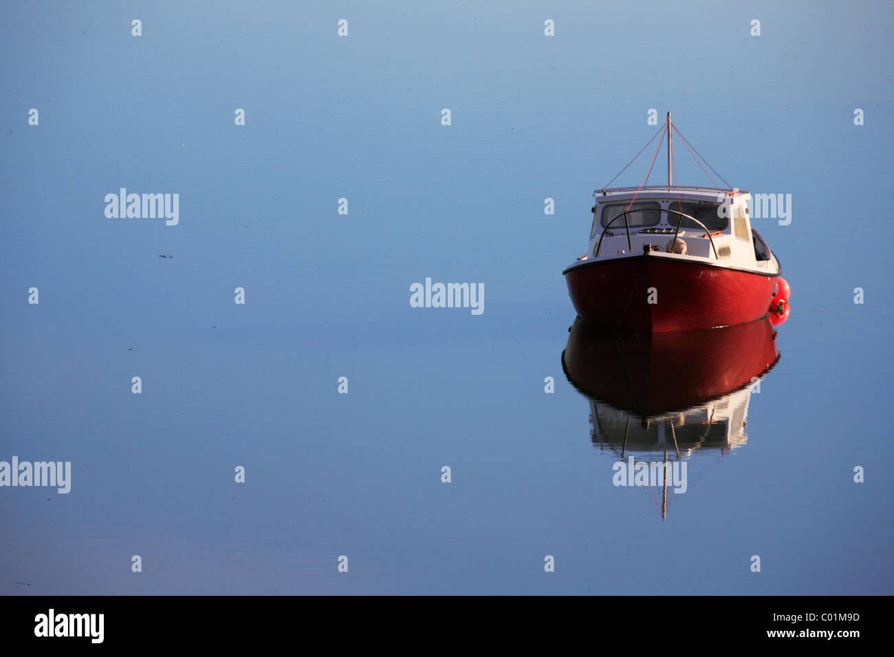 Kleines Fischerboot vor Anker in einer sehr ruhigen Tag, Bangor, Nordwales Stockfoto