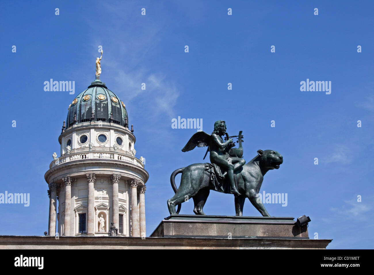 Statue des Genies der Musik Reiten auf einem Panther auf dem Dach des Konzerthauses Berlin, Kuppel des französischen Dom auf Rückseite Stockfoto